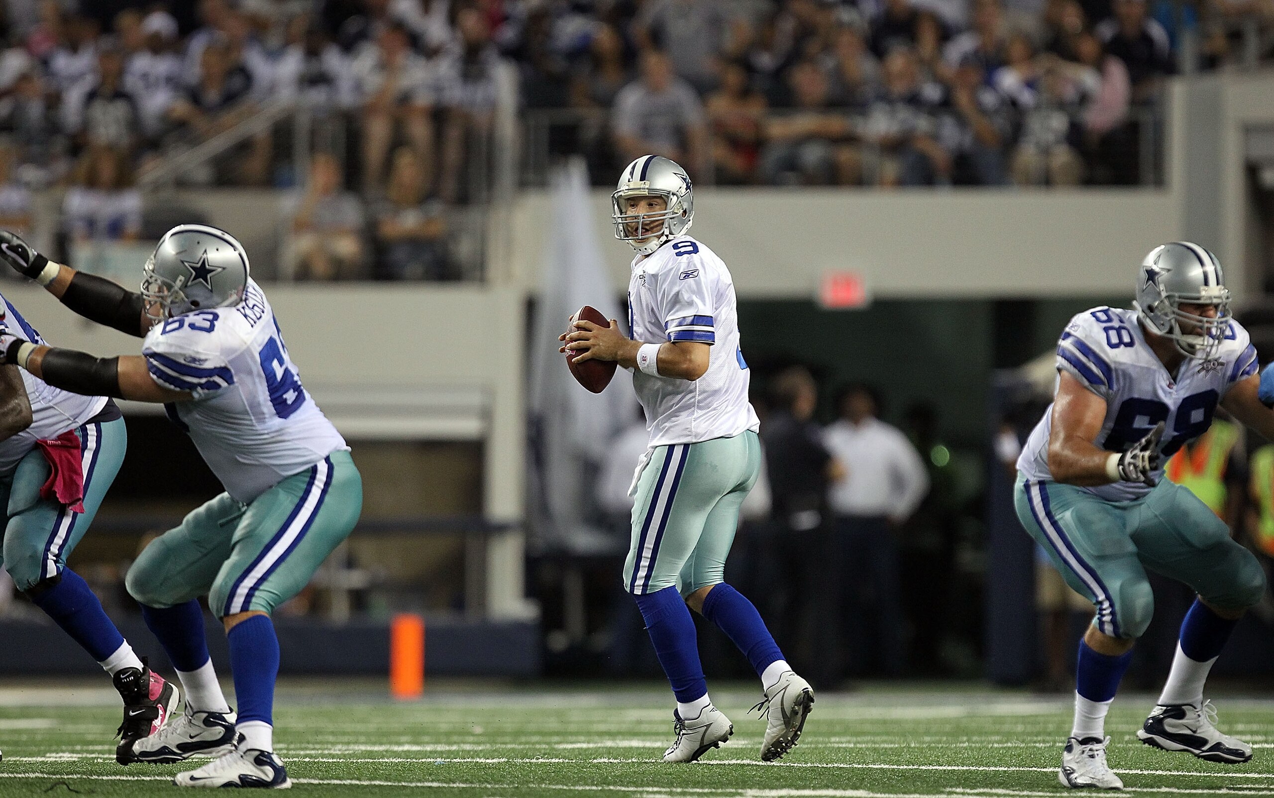 ARLINGTON, TX - OCTOBER 10:  Quarterback Tony Romo #9 of the Dallas Cowboys at Cowboys Stadium on October 10, 2010 in Arlington, Texas.  (Photo by Ronald Martinez/Getty Images)