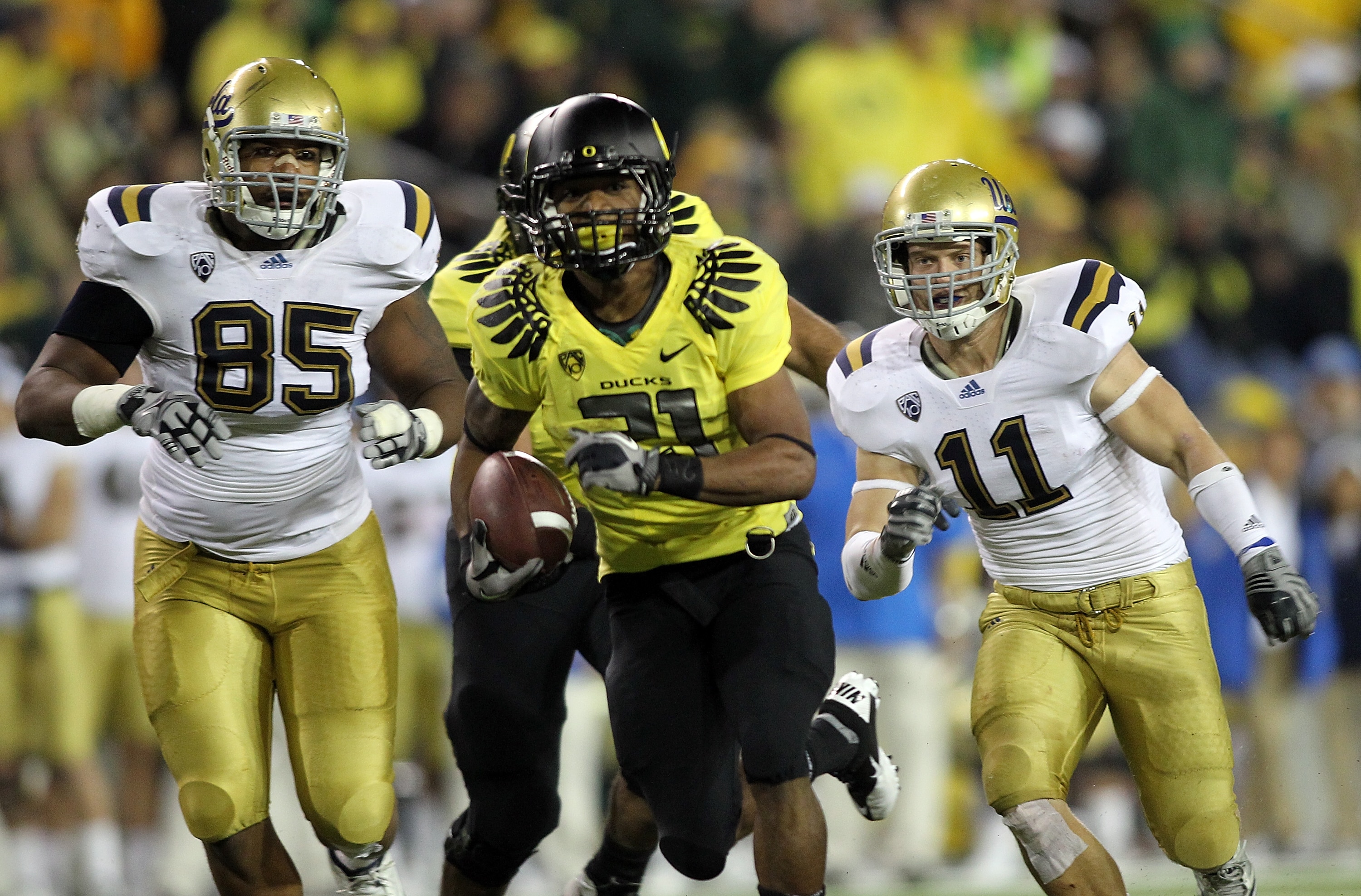 EUGENE, OR - OCTOBER 21:  LaMichael James #21 of the Oregon Ducks runs the ball against the UCLA Bruins on October 21, 2010 at the Autzen Stadium in Eugene, Oregon.  (Photo by Jonathan Ferrey/Getty Images)
