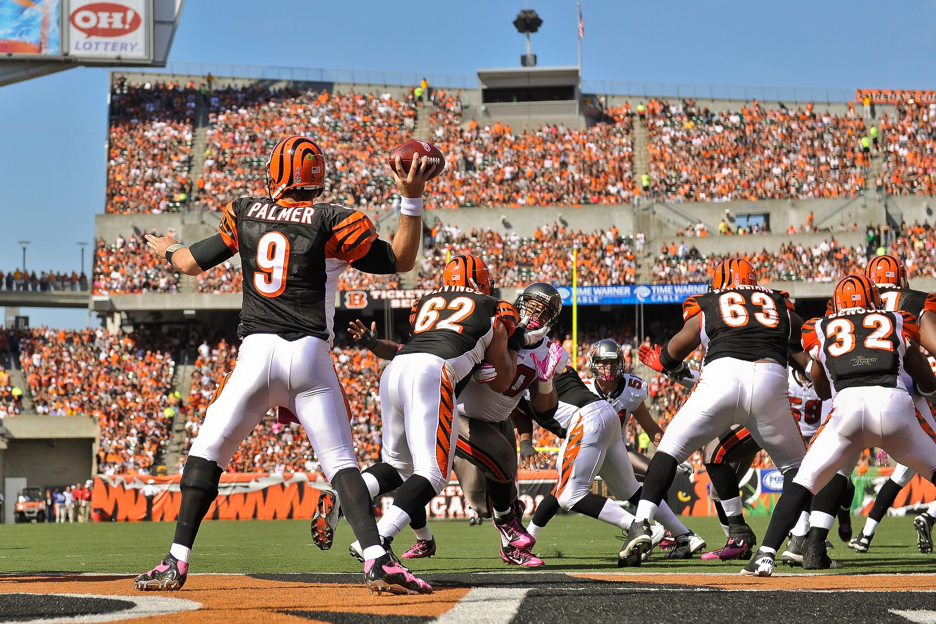 CINCINNATI, OH - OCTOBER 10: Quarterback Carson Palmer #9 of the Cincinnati Bengals throws against the Tampa Bay Buccaneers at Paul Brown Stadium on October 10, 2010 in Cincinnati, Ohio. (Photo by Jamie Sabau/Getty Images)