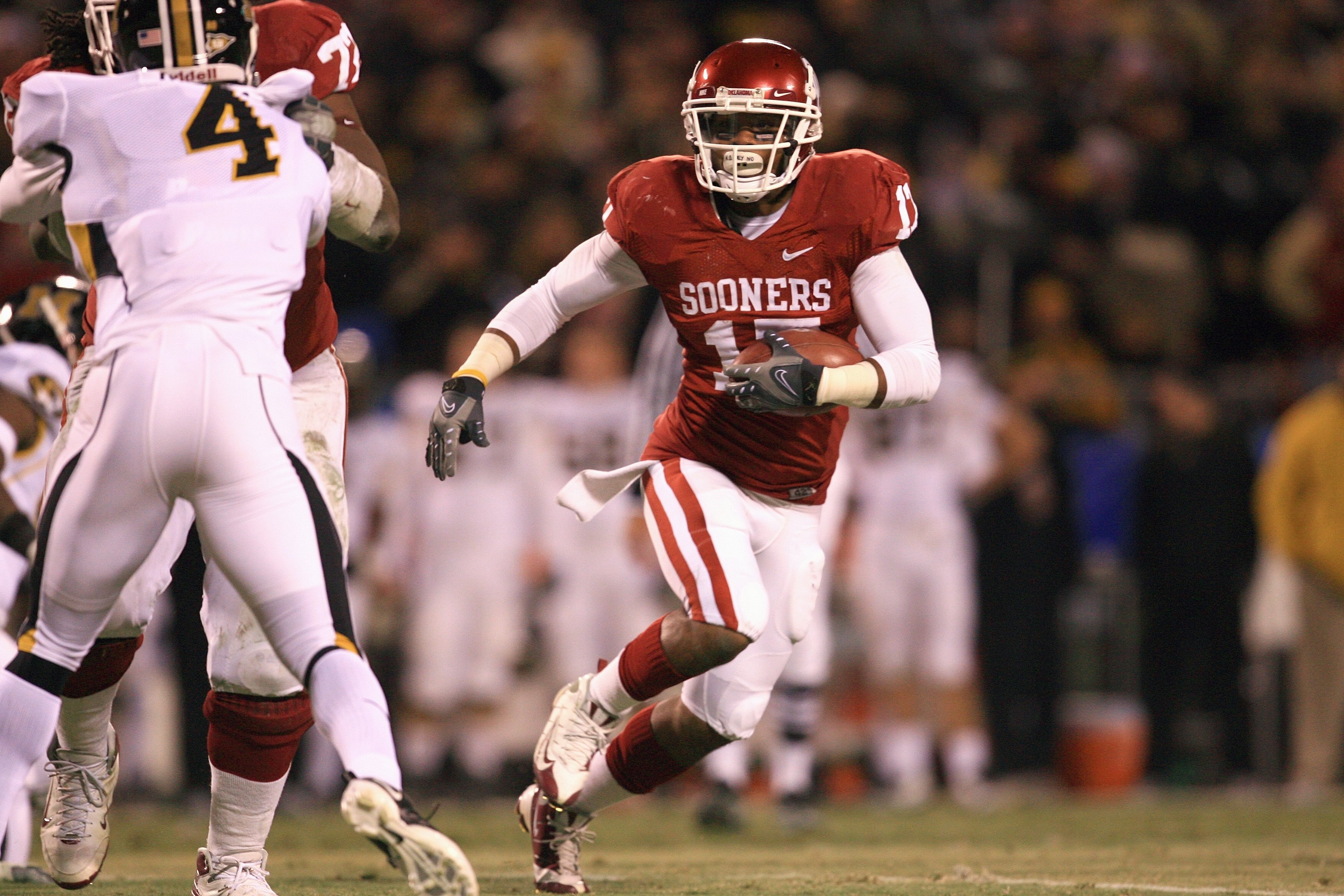 KANSAS CITY, MO - DECEMBER 06:  Mossis Madu #17 of the Oklahoma Sooners carries the ball during the Big 12 Championship game against the Missouri Tigers on December 6, 2008 at Arrowhead Stadium in Kansas City, Missouri. (Photo by Jamie Squire/Getty Images