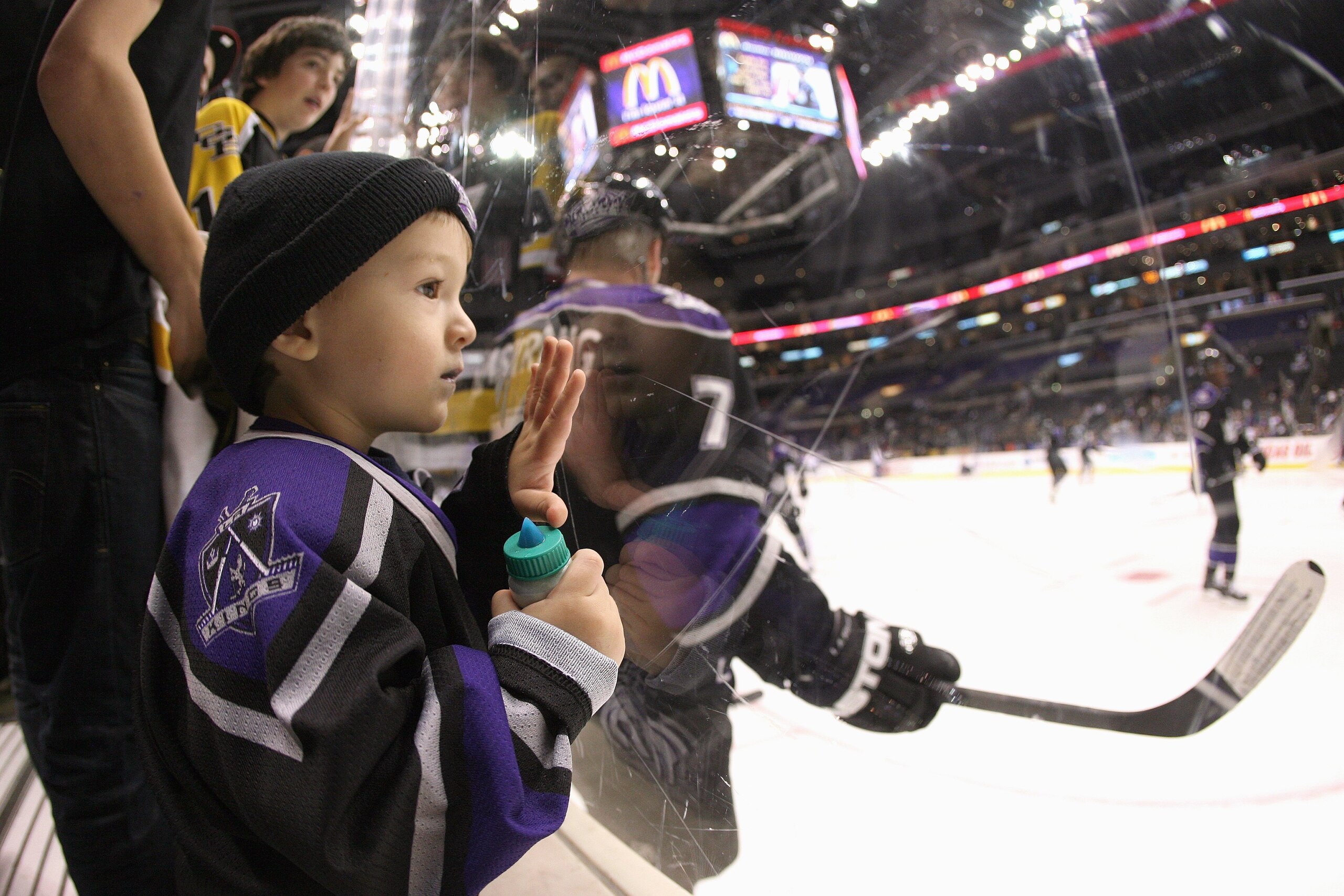 LOS ANGELES, CA - JANUARY 12:  A young fan of the Los Angeles Kings watches the action before the game against the Tampa Bay Lightning on January 12, 2009 at the Staples Center in Los Angeles, California.  (Photo by Bruce Bennett/Getty Images)
