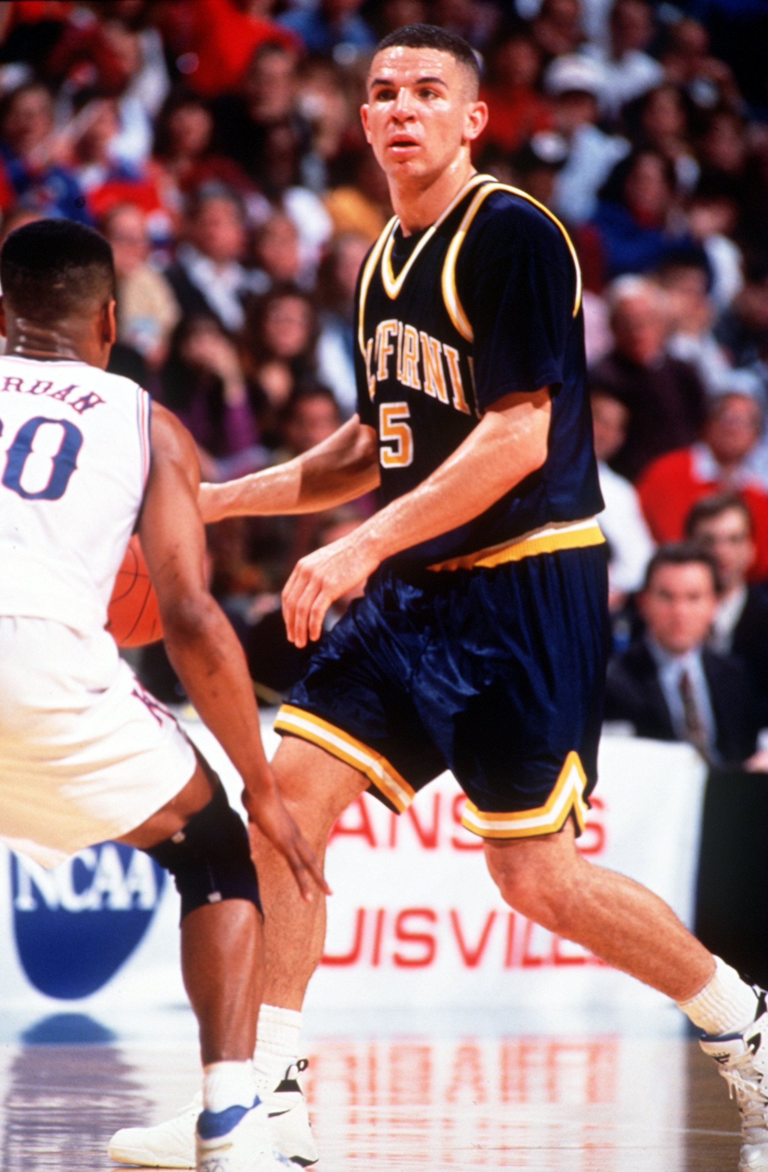 MAR 1993:  CAL POINT GUARD JASON KIDD SCANS THE COURT DURING A THE GOLDEN BEARS GAME VERSUS THE KANSAS JAYHAWKS, IN THE 1993 NCAA TOURNAMENT. Mandatory Credit: Allsport/ALLSPORT