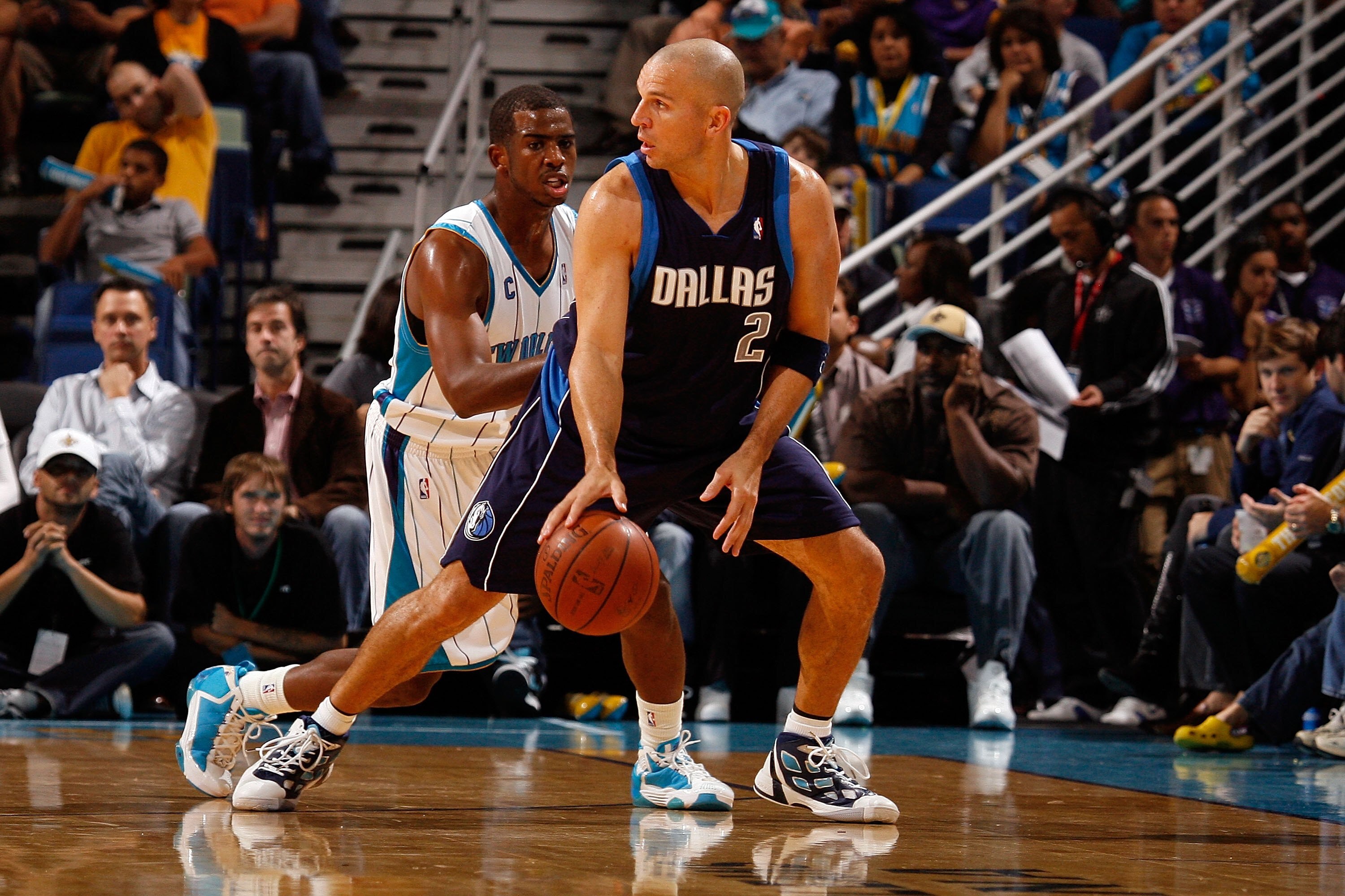 NEW ORLEANS - NOVEMBER 04:  Jason Kidd #2 of the Dallas Mavericks looks to pass the ball over Chris Paul #3 of the New Orleans Hornets at New Orleans Arena on November 4, 2009 in New Orleans, Louisiana.  NOTE TO USER: User expressly acknowledges and agree