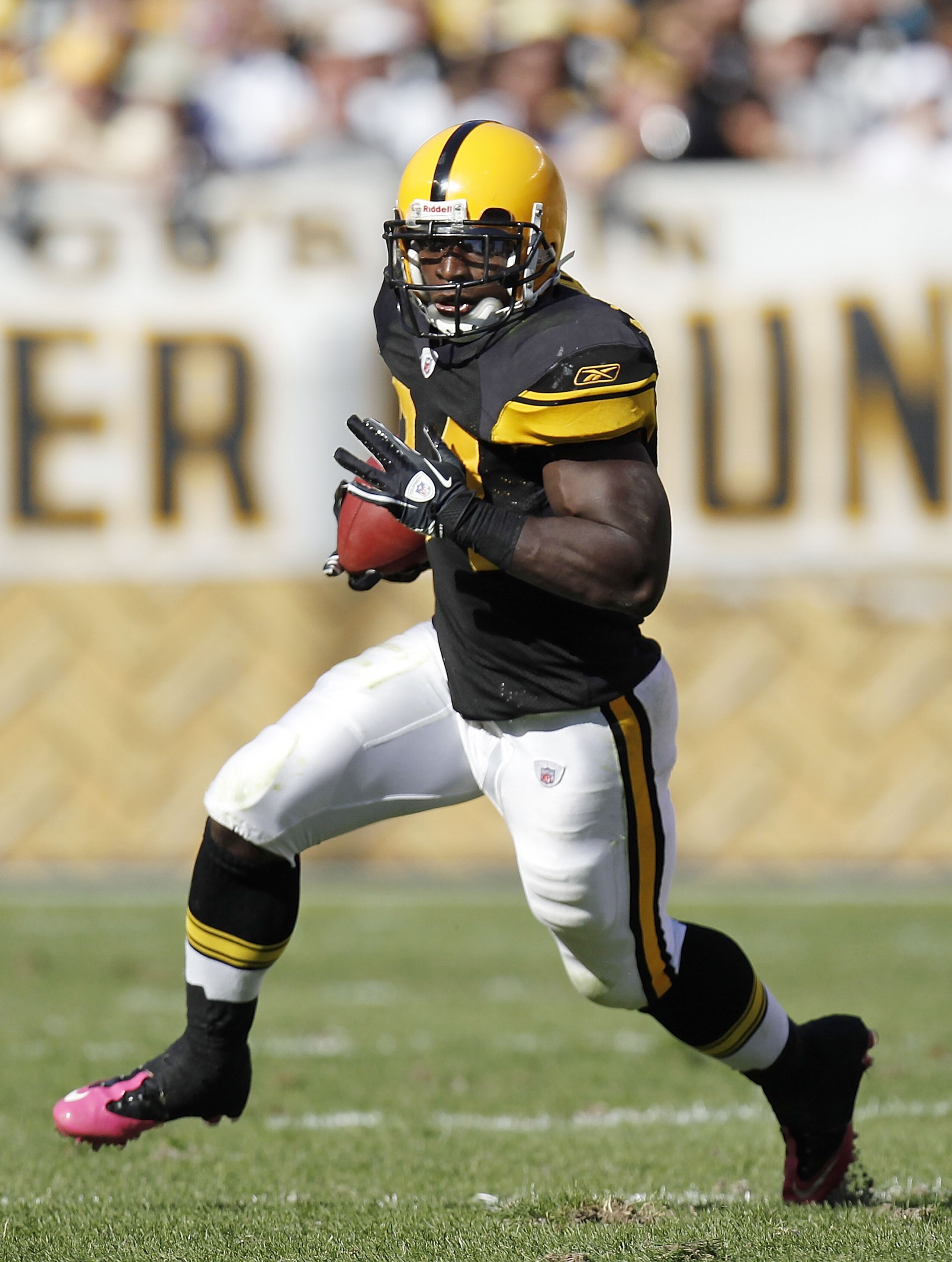 PITTSBURGH - OCTOBER 17:  Rashard Mendenhall #34 of the Pittsburgh Steelers looks for running room while playing the Cleveland Browns on October 17, 2010 at Heinz Field in Pittsburgh, Pennsylvania. Pittsburgh won the game 28-10. (Photo by Gregory Shamus/G
