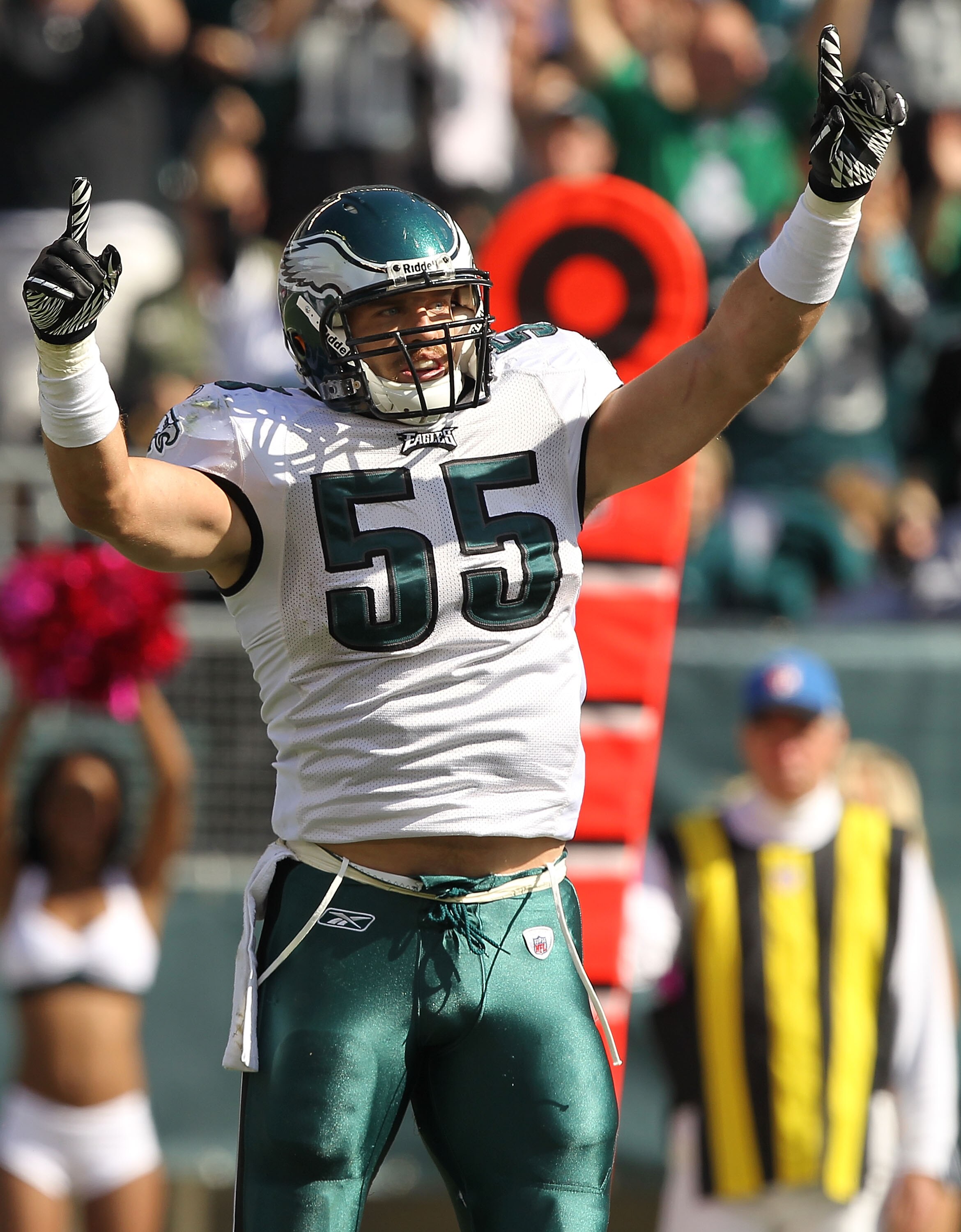 PHILADELPHIA - OCTOBER 17: Stewart Bradley #55 of the Philadelphia Eaglesin action against the Atlanta Falcons during their game at Lincoln Financial Field on October 17, 2010 in Philadelphia, Pennsylvania. (Photo by Al Bello/Getty Images) PHILADELPHIA - OCTOBER 17: Stewart Bradley #55 of the Philadelphia Eaglesin action against the Atlanta Falcons during their game at Lincoln Financial Field on October 17, 2010 in Philadelphia, Pennsylvania. (Photo by Al Bello/Getty Images)