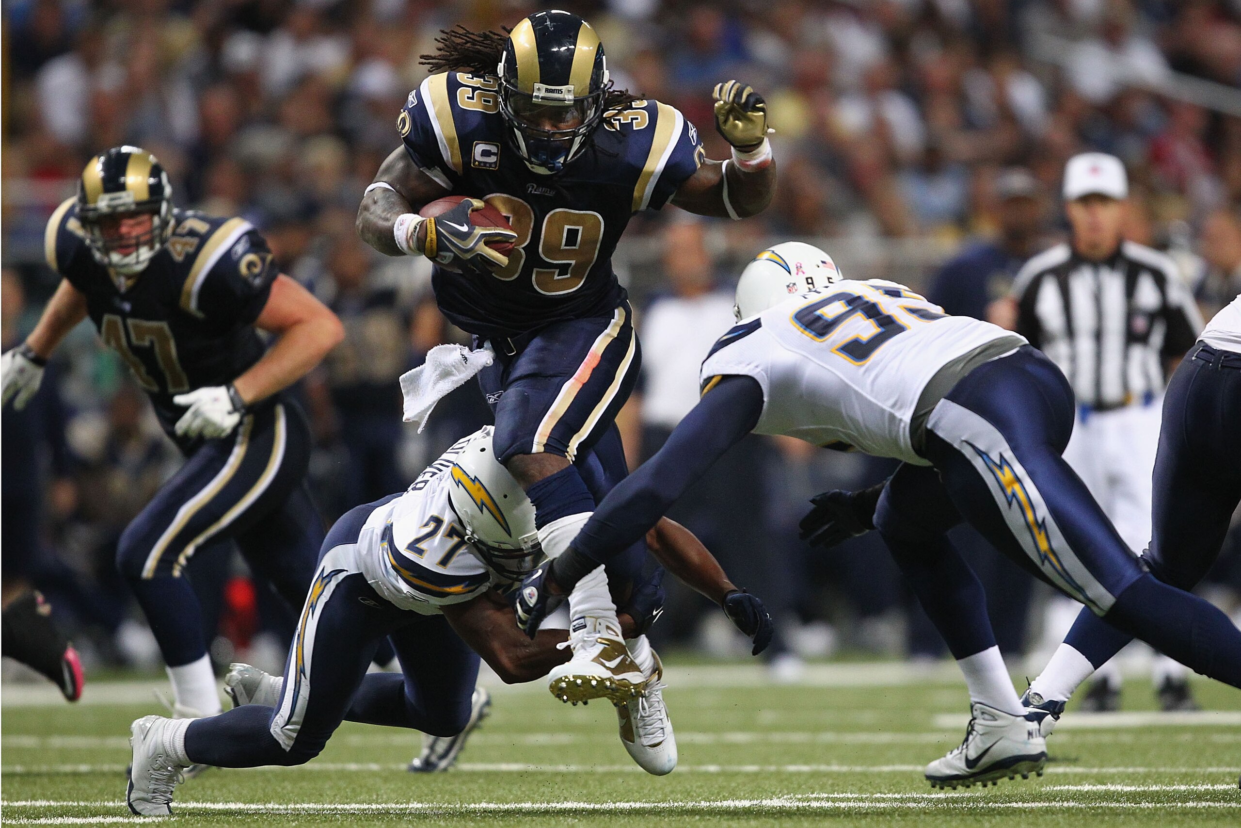 ST. LOUIS - OCTOBER 17: Steven Jackson #39 of the St. Louis Rams rushes against the San Diego Chargers at the Edward Jones Dome on October 17, 2010 in St. Louis, Missouri.  The Rams beat the Chargers 20-17.  (Photo by Dilip Vishwanat/Getty Images)