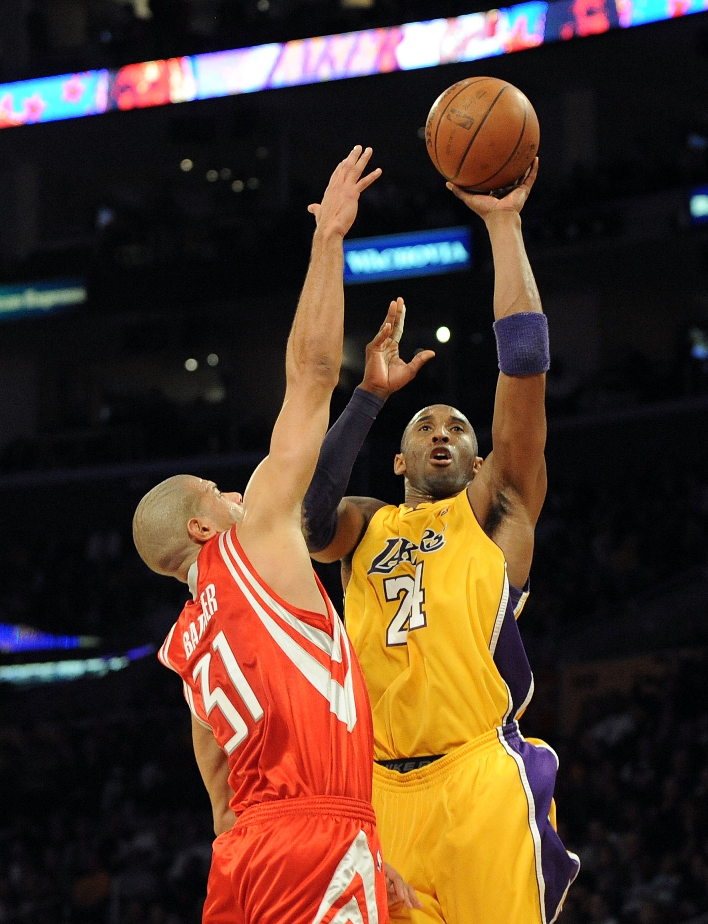 LOS ANGELES, CA - JANUARY 05:  Kobe Bryant #24 of the Los Angeles Lakers shoots in front of Shane Battier #31 of the Houston Rockets at Staples Center on January 5, 2010 in Los Angeles, California.  NOTE TO USER: User expressly acknowledges and agrees tha