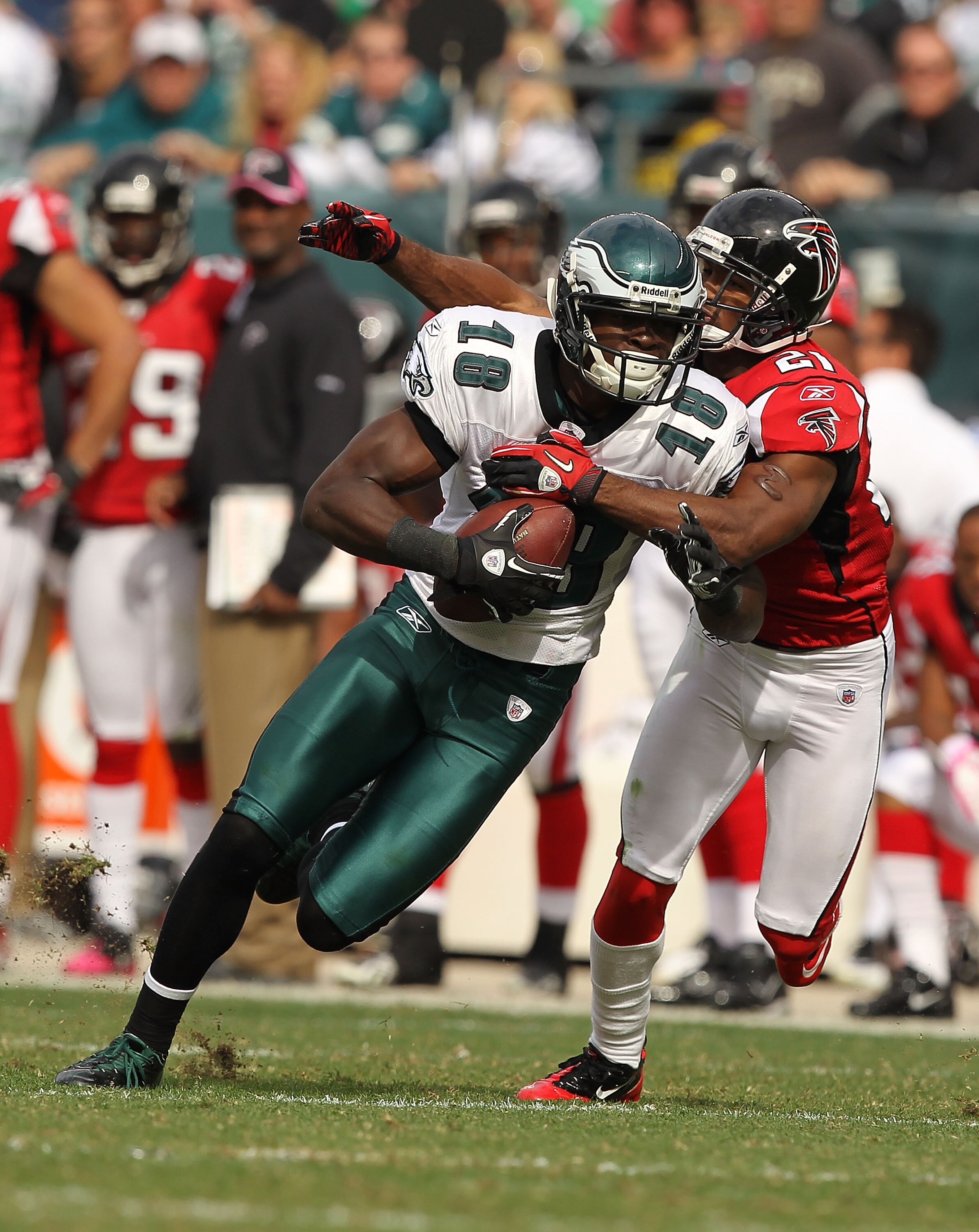 PHILADELPHIA - OCTOBER 17:  Jeremy Maclin #18 of the Philadelphia Eaglesruns against Gartrell Johnson #27 of the Atlanta Falcons during their game at Lincoln Financial Field on October 17, 2010 in Philadelphia, Pennsylvania.  (Photo by Al Bello/Getty Imag