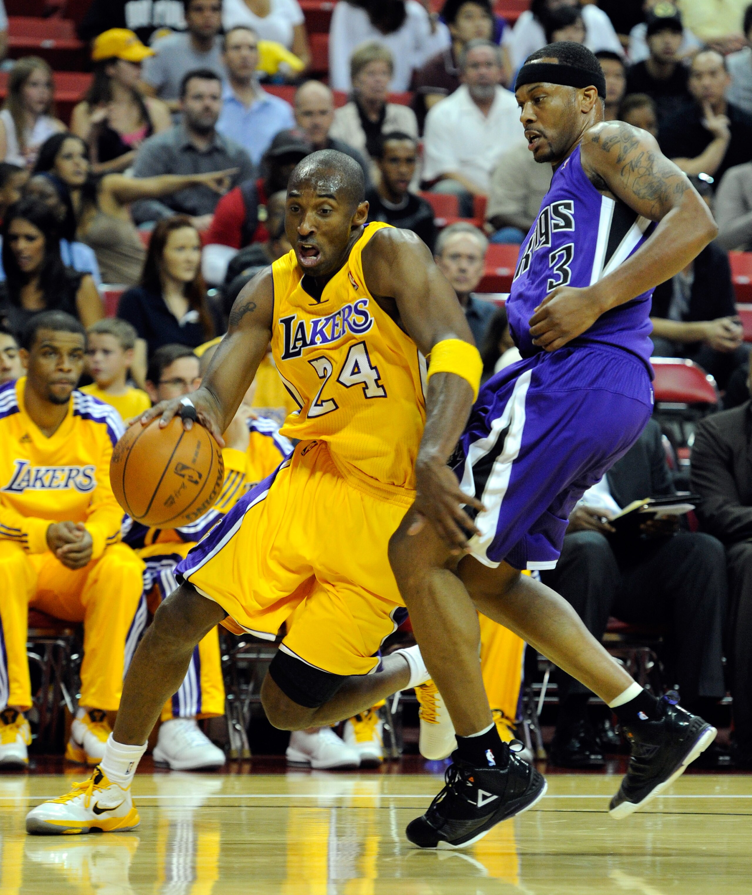 LAS VEGAS - OCTOBER 13: Kobe Bryant #24 of the Los Angeles Lakers drives around Antoine Wright #3 of the Sacramento Kings during their preseason game at the Thomas & Mack Center October 13, 2010 in Las Vegas, Nevada. NOTE TO USER: User expressly acknowle LAS VEGAS - OCTOBER 13: Kobe Bryant #24 of the Los Angeles Lakers drives around Antoine Wright #3 of the Sacramento Kings during their preseason game at the Thomas & Mack Center October 13, 2010 in Las Vegas, Nevada. NOTE TO USER: User expressly acknowle
