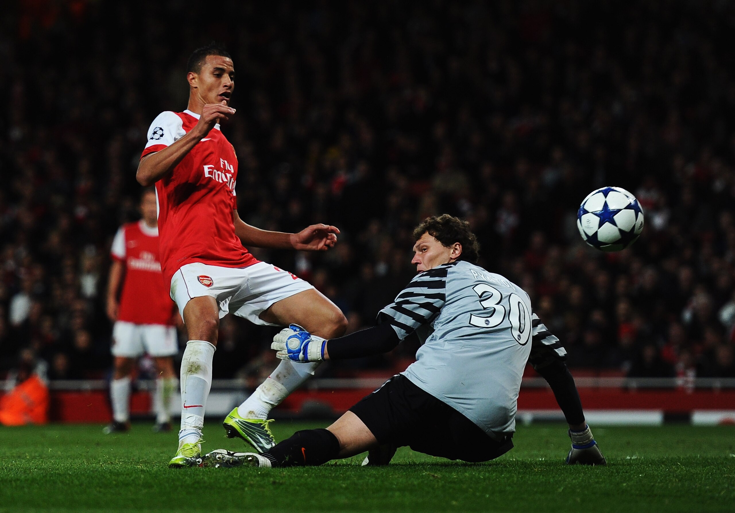 LONDON, ENGLAND - OCTOBER 19:  Marouane Chamakh of Arsenal shoots past Andriy Pyatov of Shakhtar Donetsk to score their fifth goal during the UEFA Champions League Group H match between Arsenal and FC Shakhtar Donetsk at the Emirates Stadium on October 19