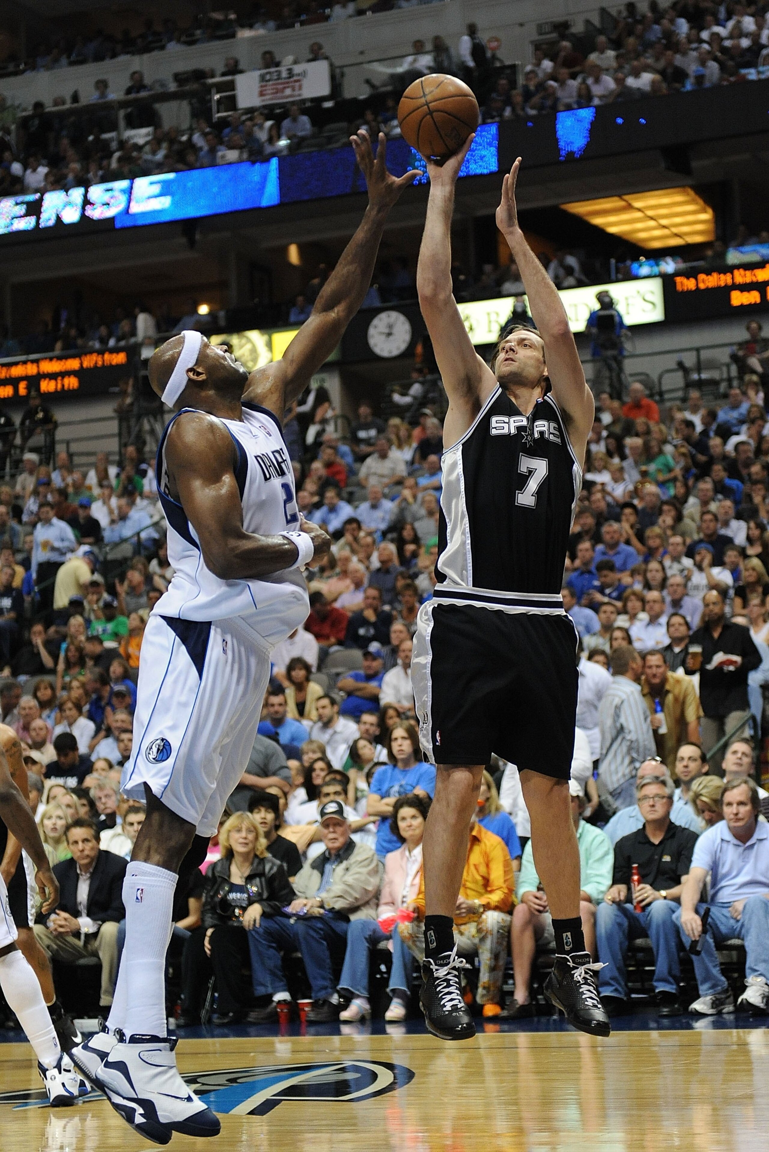 DALLAS - APRIL 23: Center Fabricio Oberto #7 of the San Antonio Spurs takes a shot against Erick Dampier #25 of the Dallas Mavericks in Game Three of the Western Conference Quarterfinals during the 2009 NBA Playoffs at American Airlines Center on April 2 DALLAS - APRIL 23: Center Fabricio Oberto #7 of the San Antonio Spurs takes a shot against Erick Dampier #25 of the Dallas Mavericks in Game Three of the Western Conference Quarterfinals during the 2009 NBA Playoffs at American Airlines Center on April 2