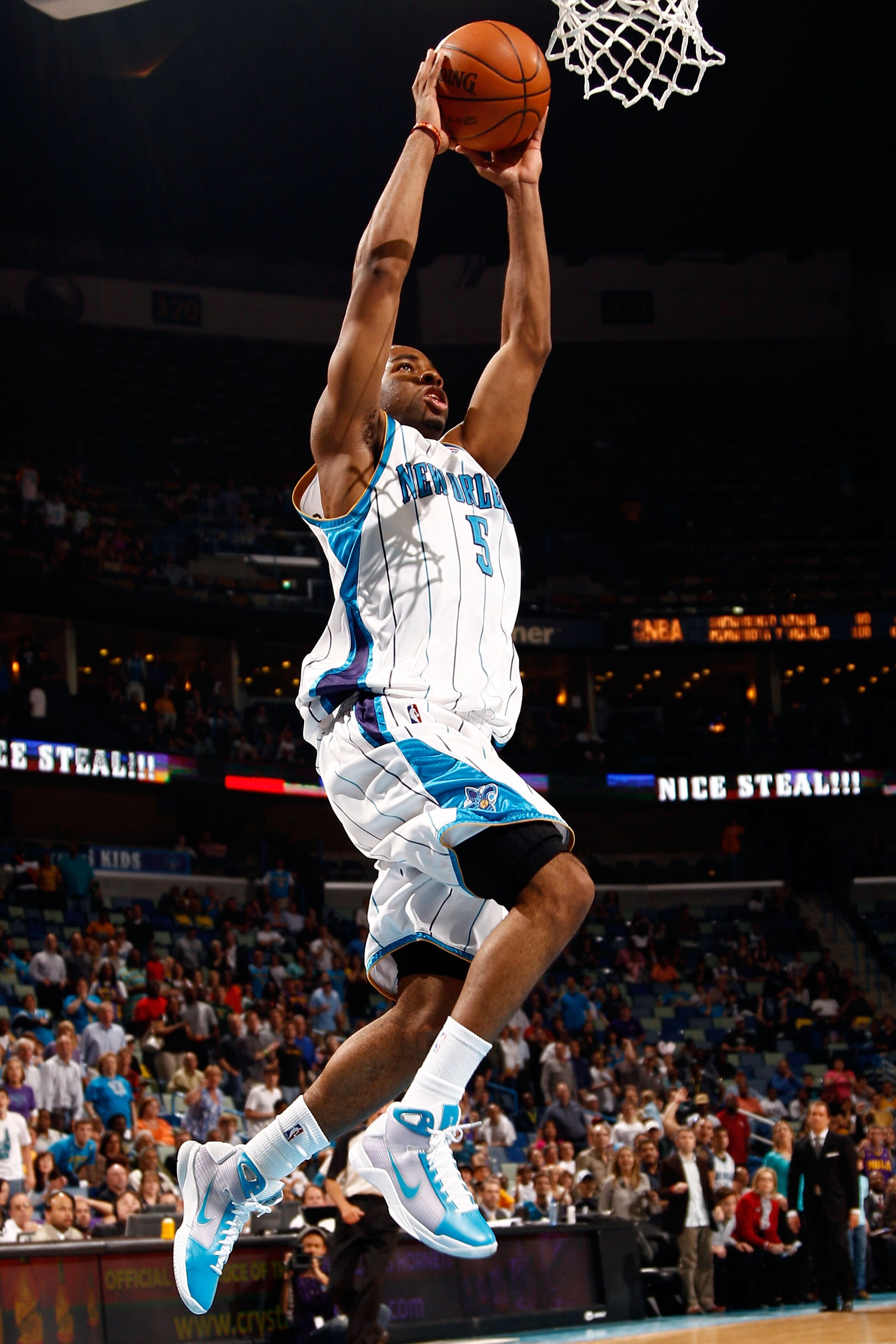 NEW ORLEANS - MARCH 31: Marcus Thornton #5 of the New Orleans Hornets dunks the ball against the Washington Wizards at New Orleans Arena on March 31, 2010 in New Orleans, Louisiana. The Wizards defeated the Hornets 96-91. NOTE TO USER: User expressly a NEW ORLEANS - MARCH 31: Marcus Thornton #5 of the New Orleans Hornets dunks the ball against the Washington Wizards at New Orleans Arena on March 31, 2010 in New Orleans, Louisiana. The Wizards defeated the Hornets 96-91. NOTE TO USER: User expressly a