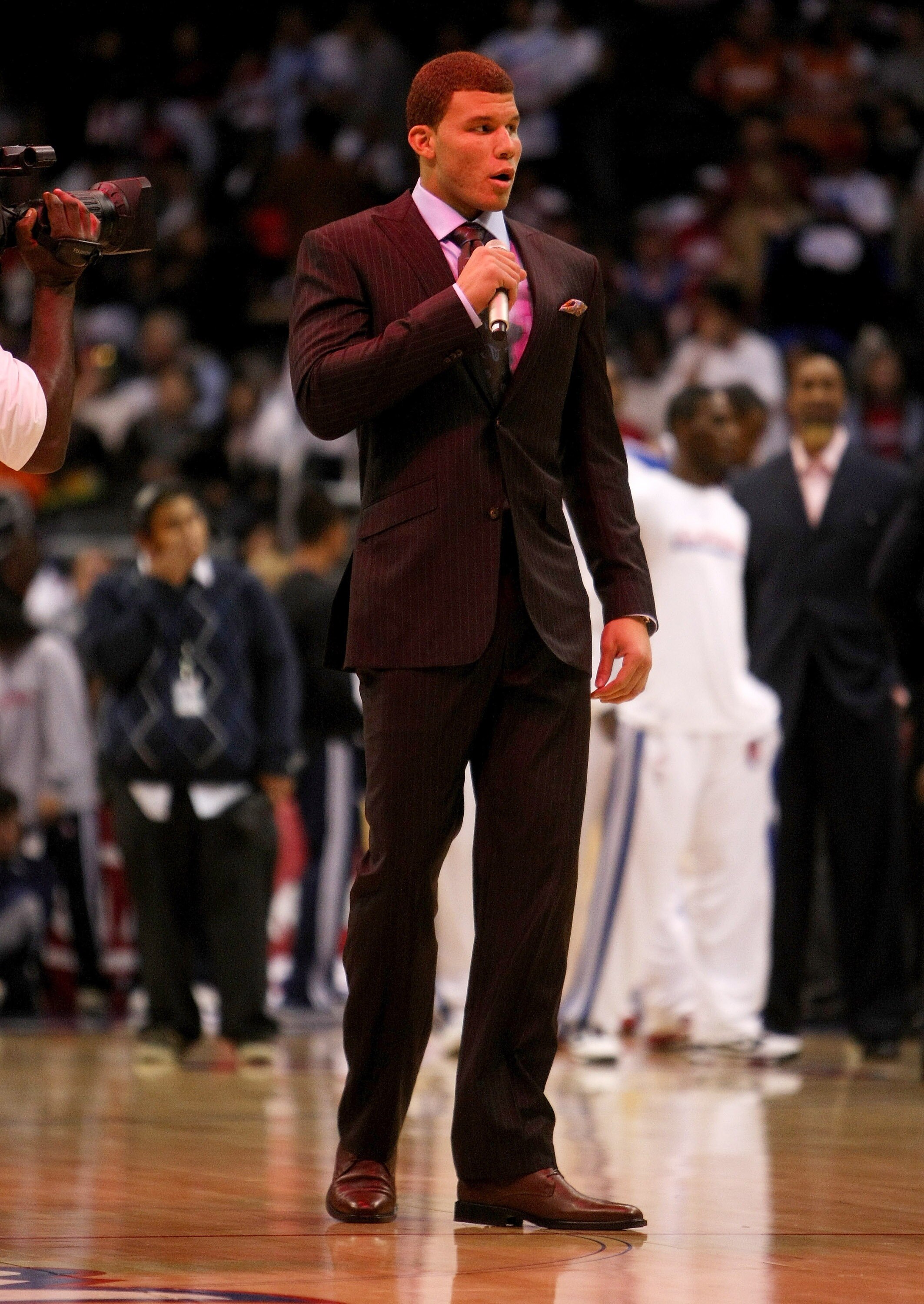 LOS ANGELES, CA - OCTOBER 28:  Injured forward Blake Griffin #32 of the Los Angeles Clippers welcomes the crowd before the game against the Phoenix Suns on October 28, 2009 at Staples Center in Los Angeles, California. The Suns won 109-107.   NOTE TO USER