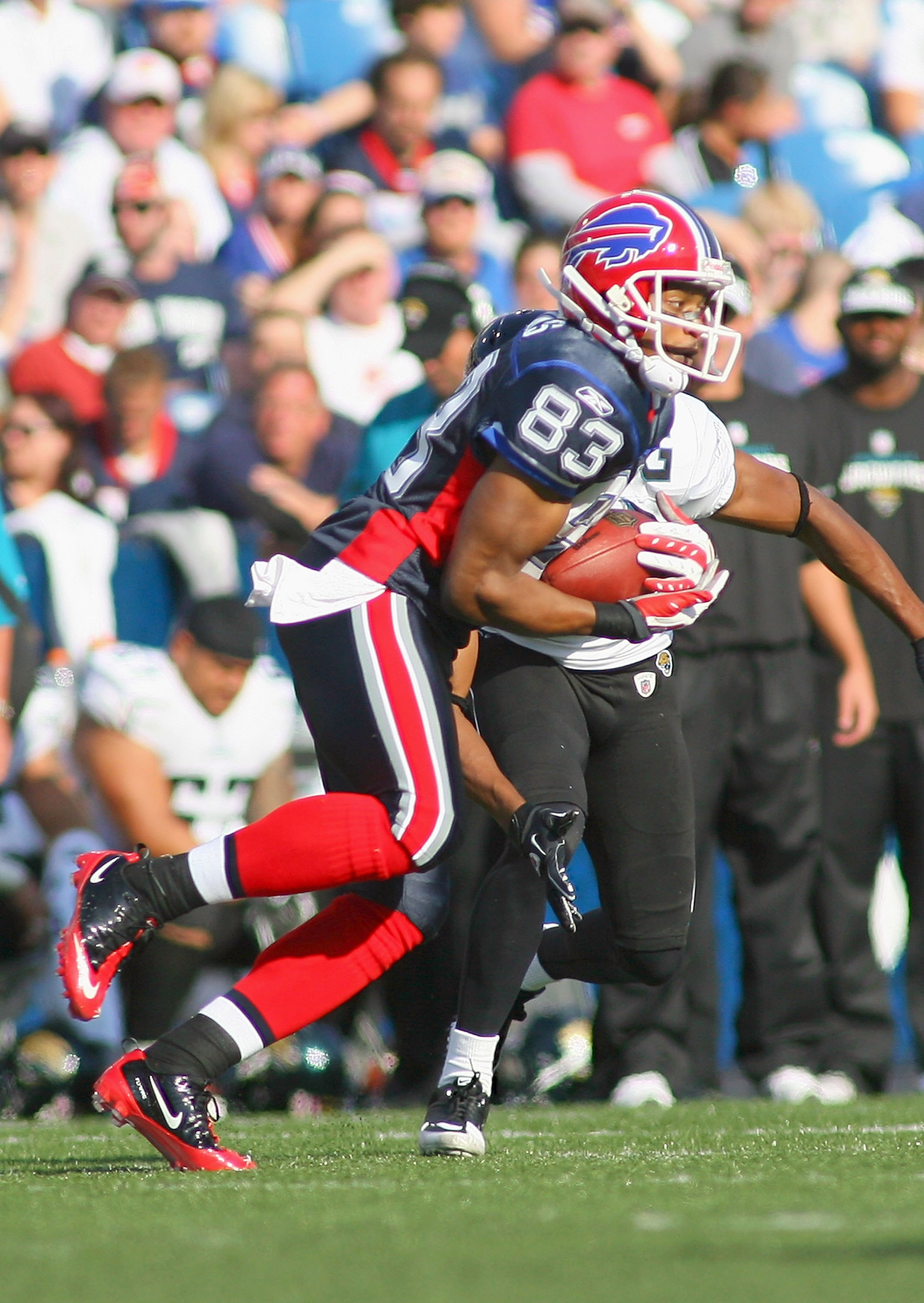 ORCHARD PARK, NY - OCTOBER 10: Lee Evans #83 of the Buffalo Bills makes a catch against the Jacksonville Jaguars at Ralph Wilson Stadium on October 10, 2010 in Orchard Park, New York.  (Photo by Rick Stewart/Getty Images)
