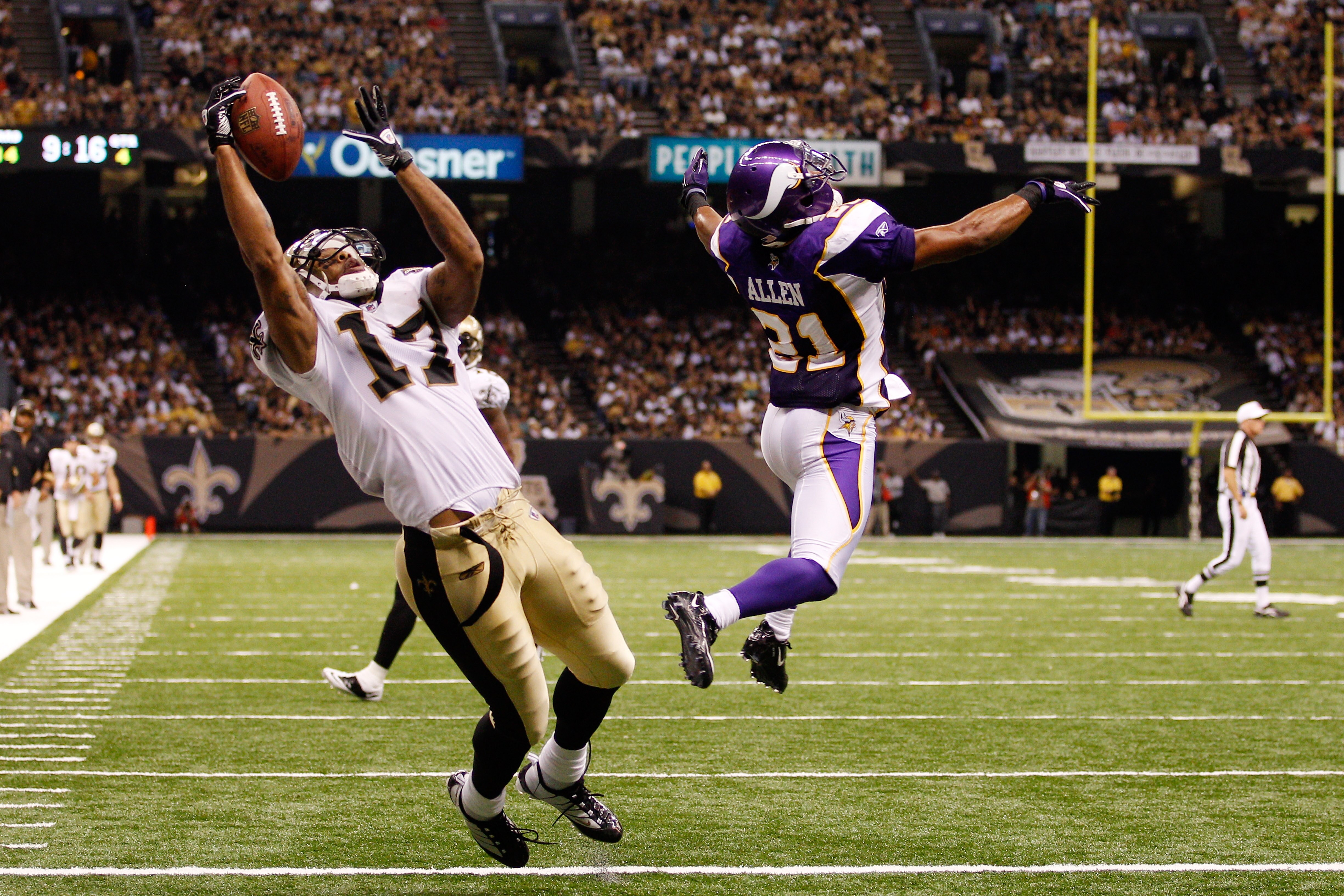 NEW ORLEANS - SEPTEMBER 09:  Robert Meachem #17 of the New Orleans Saints drops a pass against the Minnesota Vikings at the Louisiana Superdome on September 9, 2010 in New Orleans, Louisiana.  (Photo by Chris Graythen/Getty Images)