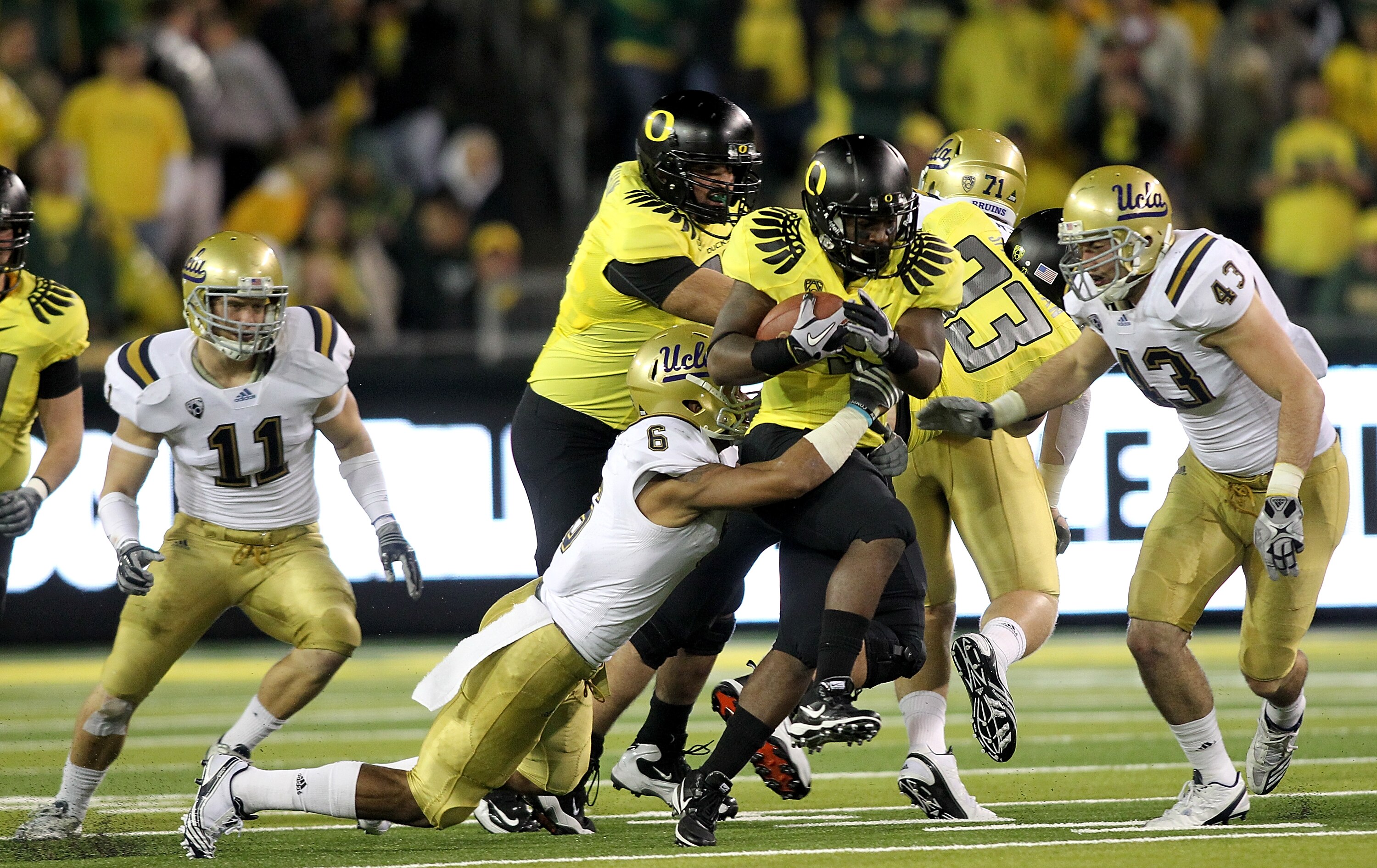 EUGENE, OR - OCTOBER 21:  Remene Alston Jr. #5 of the Oregon Ducks runs against the UCLA Bruins  on October 21, 2010 at the Autzen Stadium in Eugene, Oregon.  (Photo by Jonathan Ferrey/Getty Images)