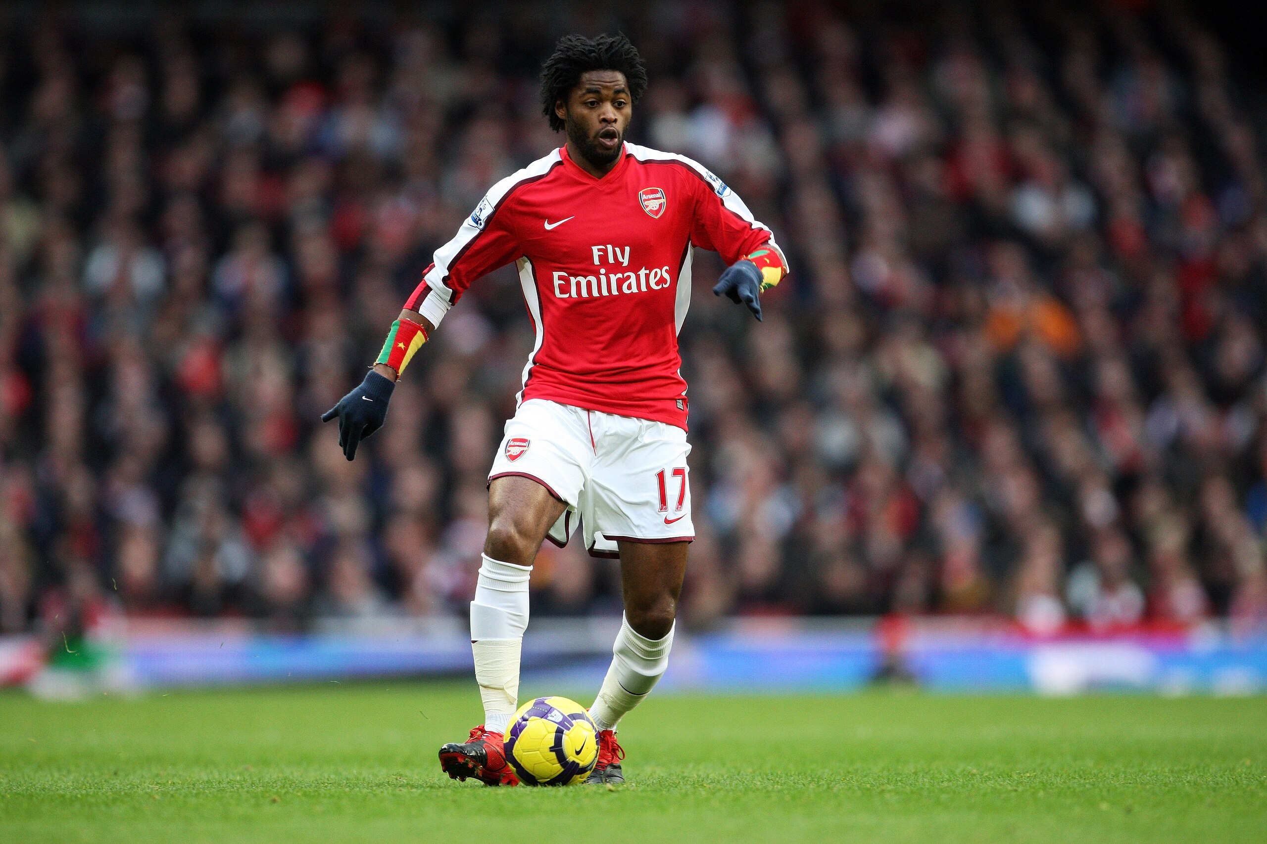 LONDON, ENGLAND - DECEMBER 27:  Alex Song of Arsenal during the Barclays Premier League match between Arsenal and Aston Villa at the Emirates Stadium on December 27, 2009 in London, England.  (Photo by David Cannon/Getty Images)