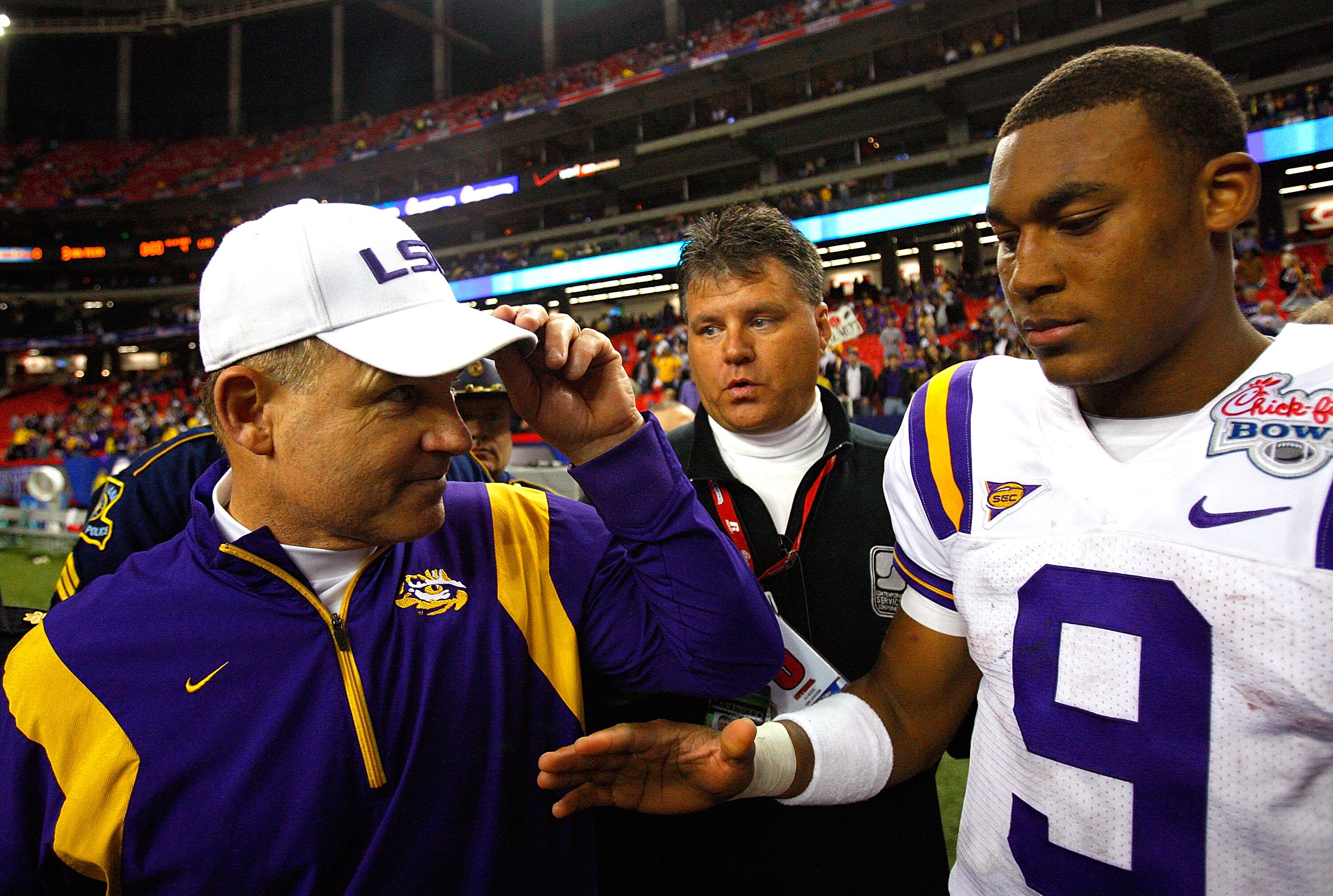 ATLANTA - DECEMBER 31:  Head coach Les Miles and quarterback Jordan Jefferson #9 of the LSU Tigers celebrate after a 38-3 win over the Georgia Tech Yellow Jackets in the Chick-fil-A Bowl on December 31, 2008 at the Georgia Dome in Atlanta, Georgia.  (Phot