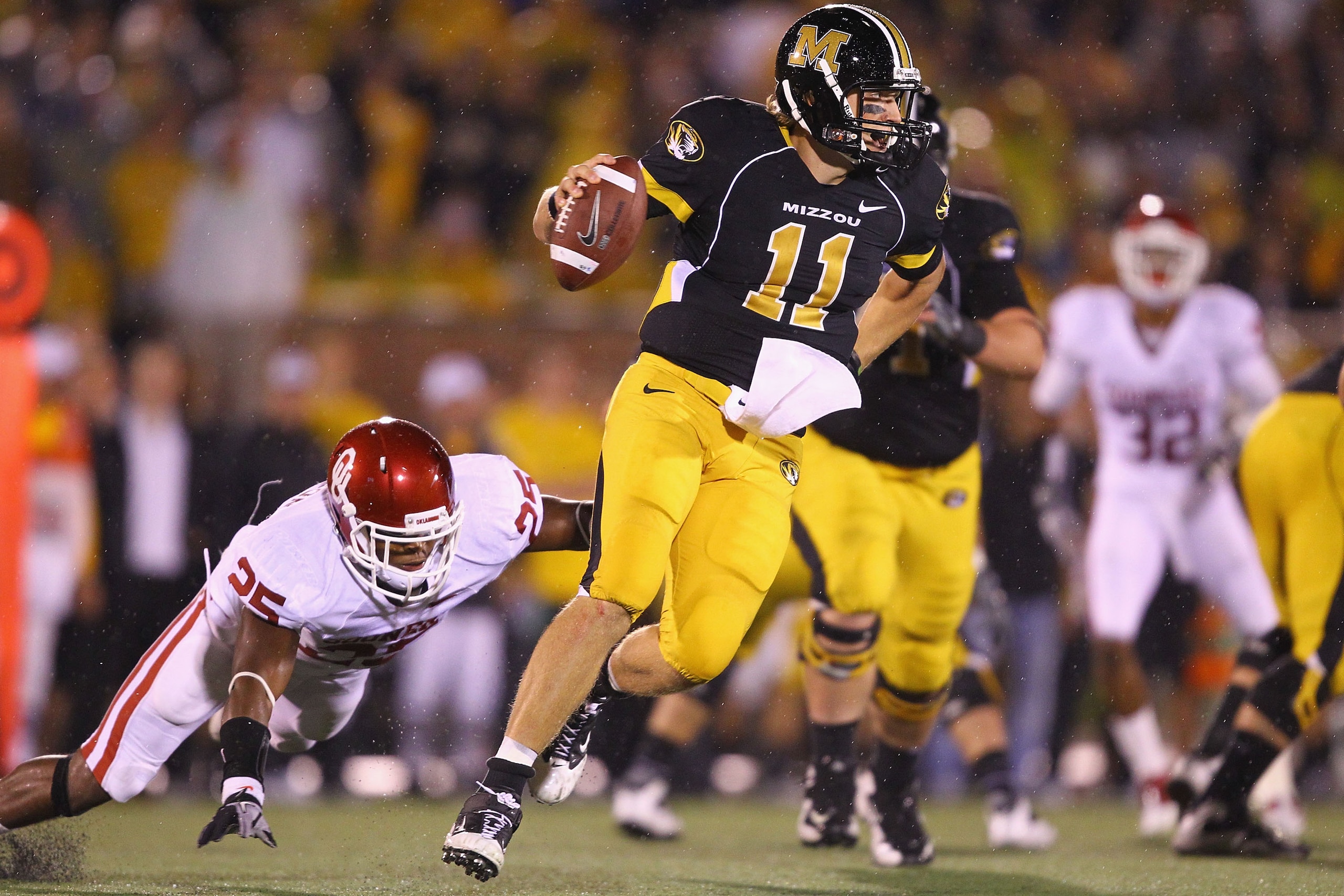 COLUMBIA, MISSOURI - OCTOBER 23: Blaine Gabbert #11 of the Missouri Tigers looks to get away from Emmanuel Jones #25 of the Oklahoma Sooners at Faurot Field/Memorial Stadium on October 23, 2010 in Columbia, Missouri.  The Tigers beat the Sooners 36-27.  (