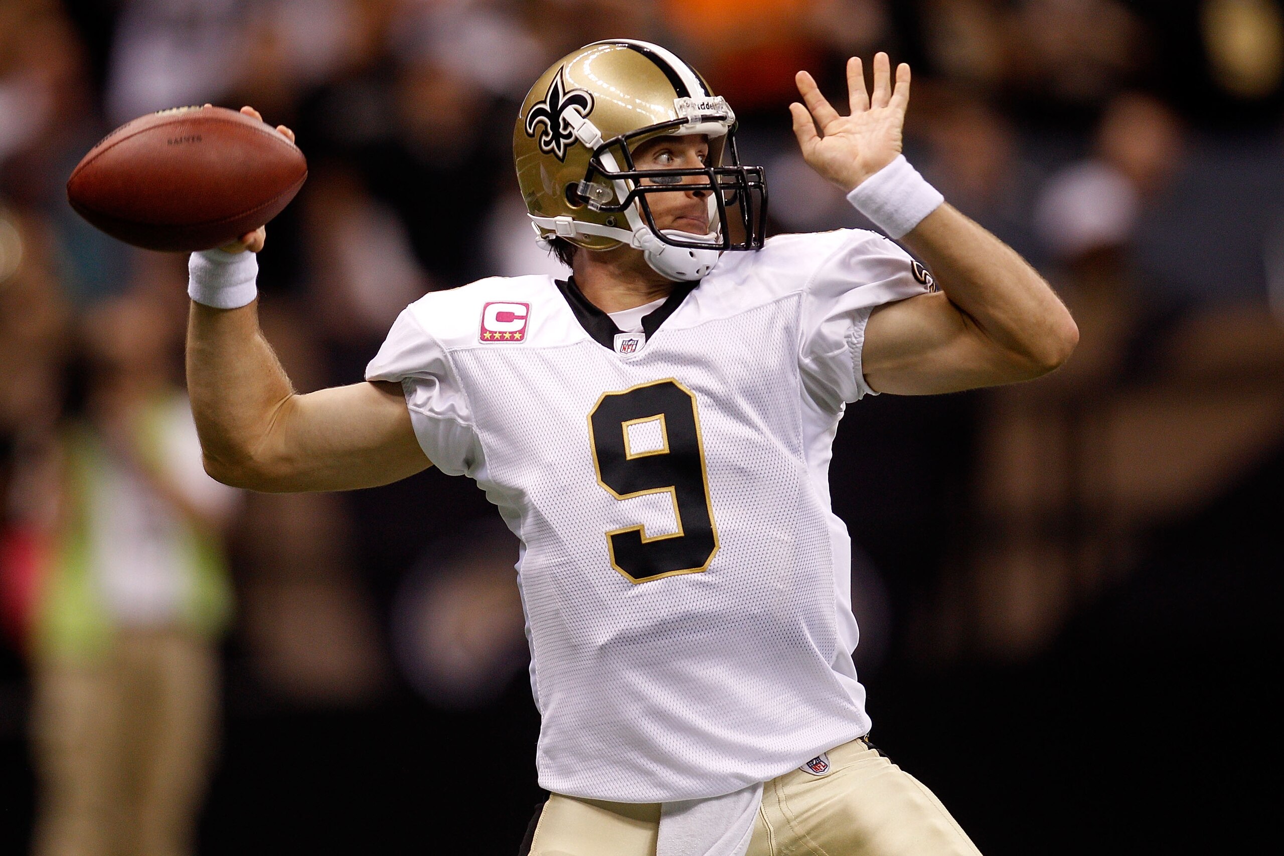 NEW ORLEANS - OCTOBER 24:  Drew Brees #9 of the New Orleans Saints throws a pass against the Cleveland Browns at the Louisiana Superdome on October 24, 2010 in New Orleans, Louisiana.  (Photo by Chris Graythen/Getty Images)