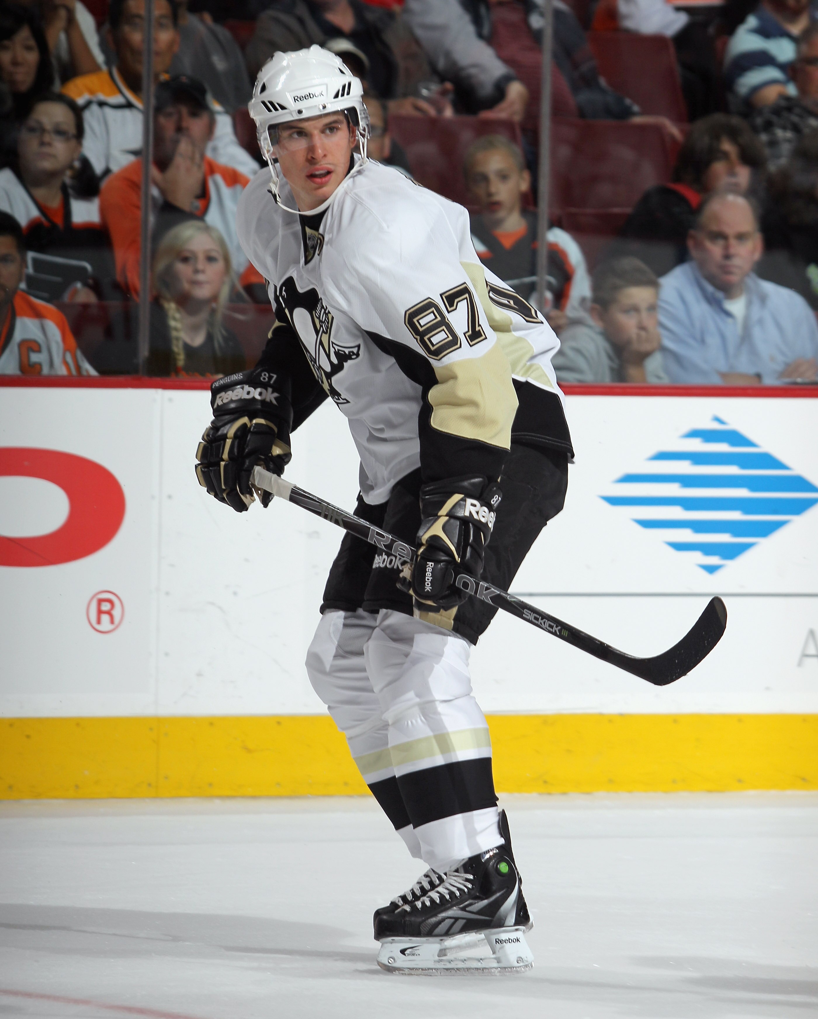 PHILADELPHIA - OCTOBER 16:  Sidney Crosby #87 of the Pittsburgh Penguins skates against the Philadelphia Flyers at the Wells Fargo Center on October 16, 2010 in Philadelphia, Pennsylvania.  (Photo by Bruce Bennett/Getty Images)