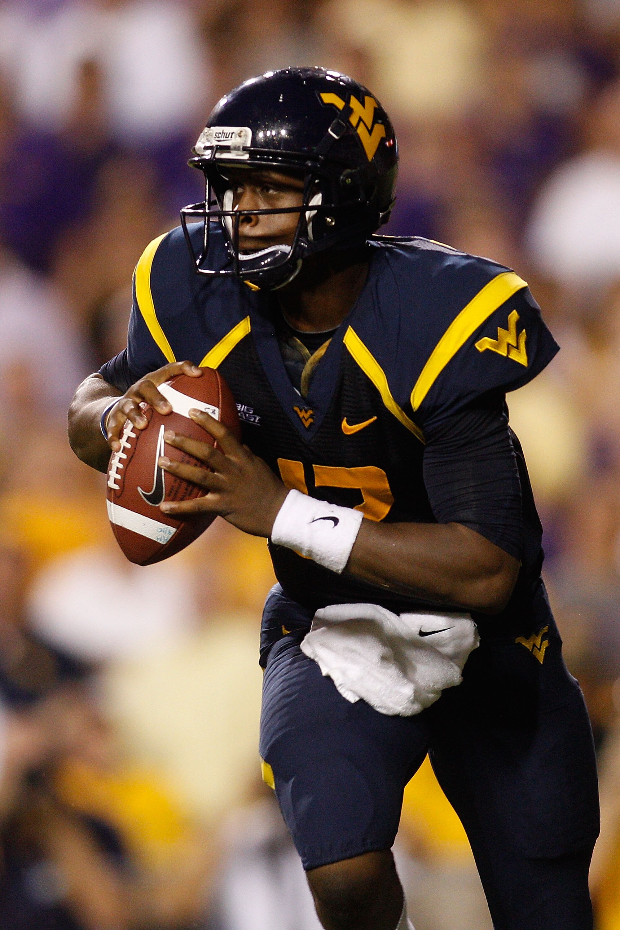 BATON ROUGE, LA - SEPTEMBER 25:  Quarterback Geno Smith #12 of the West Virginia Mountaineers in action against the Louisiana State University Tigers at Tiger Stadium on September 25, 2010 in Baton Rouge, Louisiana.  (Photo by Chris Graythen/Getty Images)