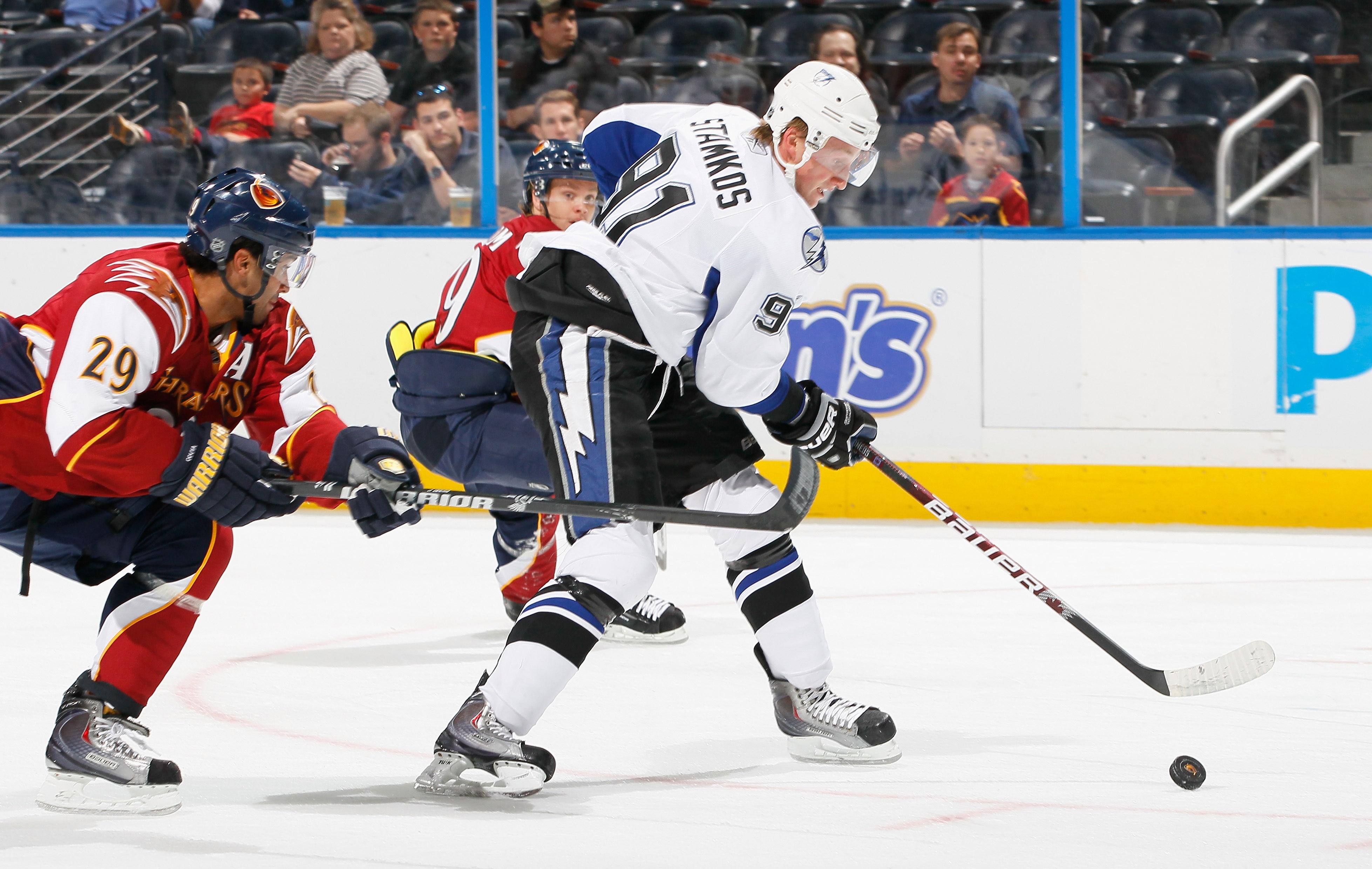 ATLANTA - OCTOBER 22:  Steven Stamkos #91 of the Tampa Bay Lightning controls the puck against Johnny Oduya #29 of the Atlanta Thrashers at Philips Arena on October 22, 2010 in Atlanta, Georgia.  (Photo by Kevin C. Cox/Getty Images)