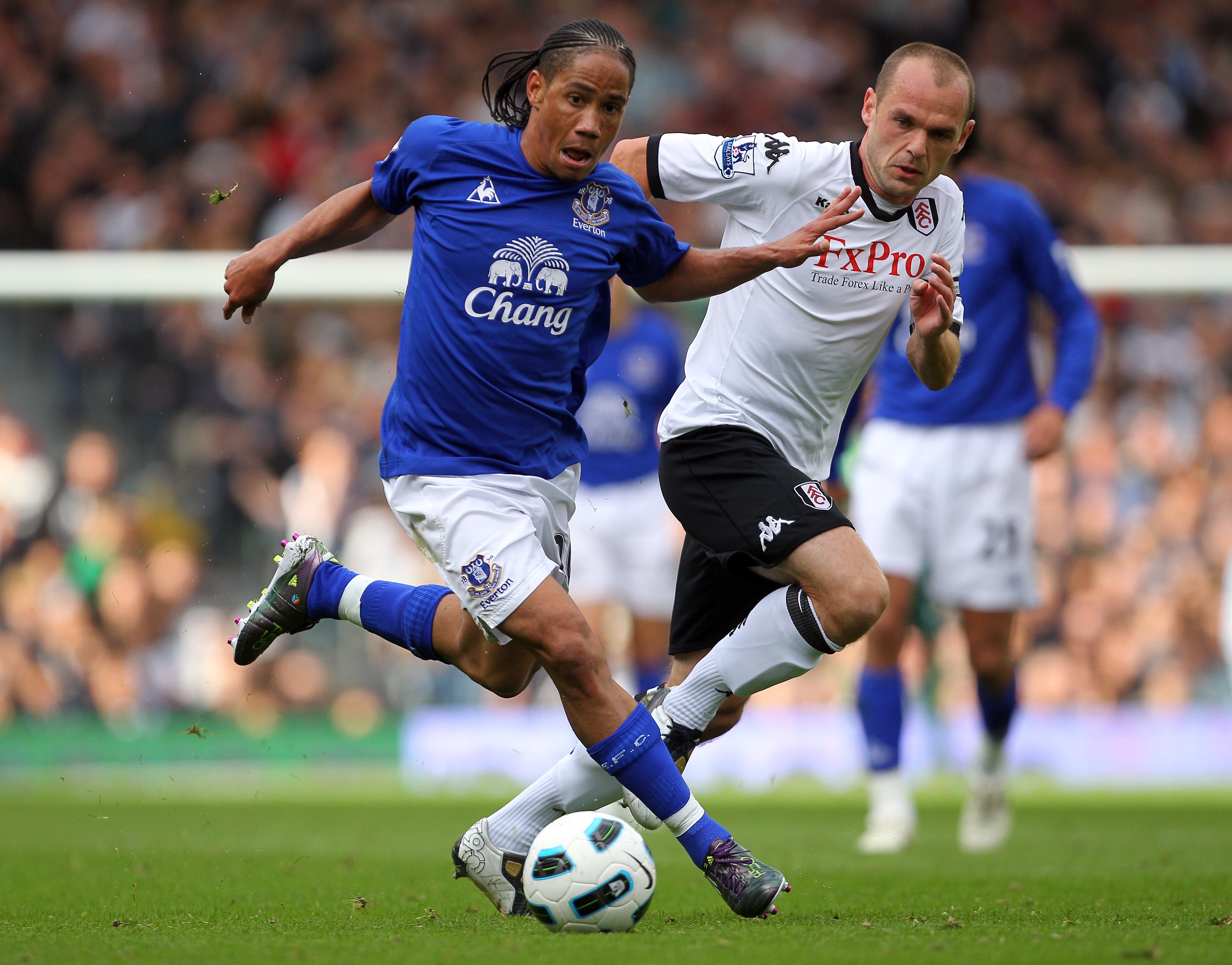 LONDON, ENGLAND - SEPTEMBER 25: Steven Pienaar of Everton is tracked by Danny Murphy of Fulham during the Barclays Premier League match between Fulham and Everton at Craven Cottage on September 25, 2010 in London, England.  (Photo by Clive Rose/Getty Imag