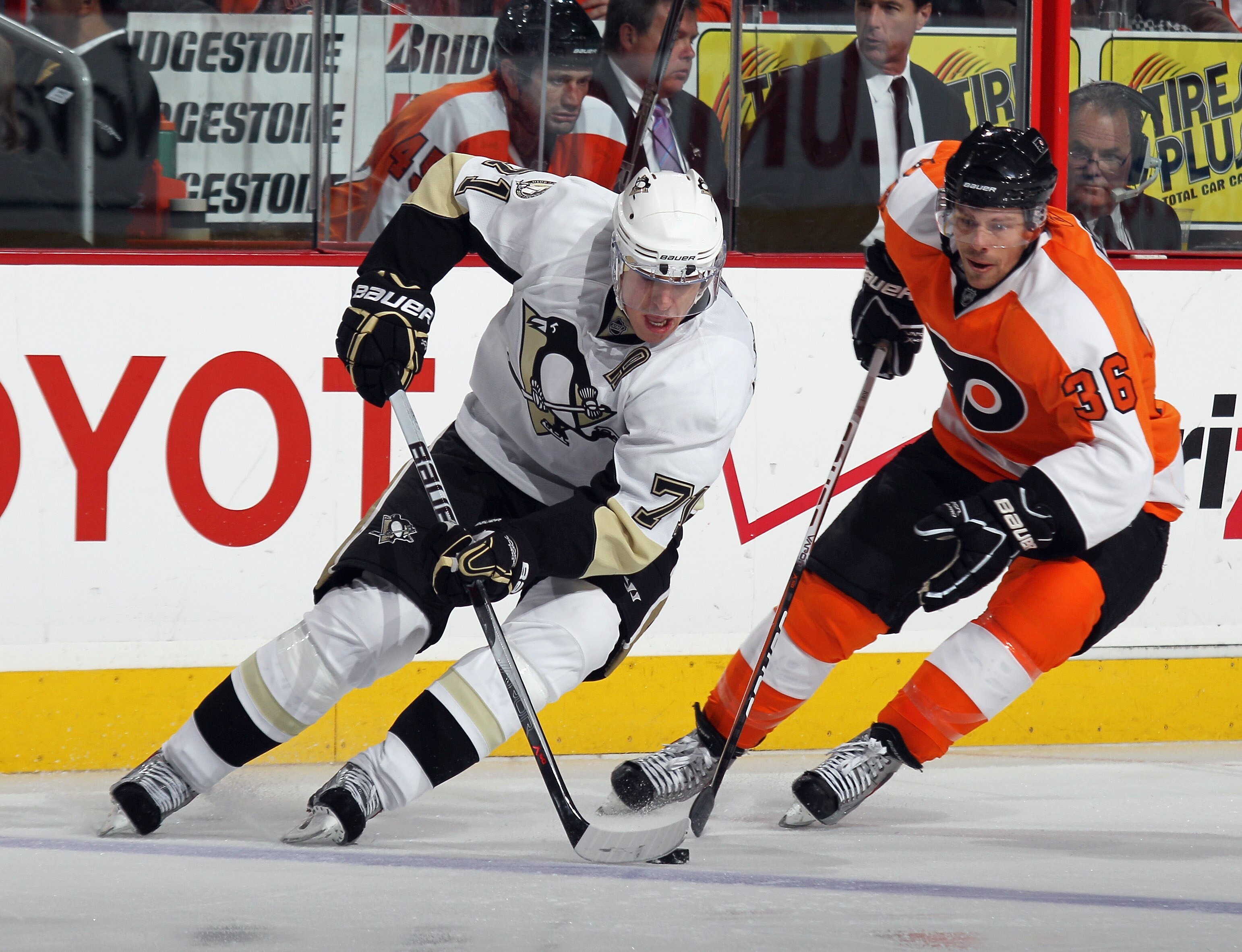 PHILADELPHIA - OCTOBER 16:  Evgeni Malkin #71 of the Pittsburgh Penguins skates against the Philadelphia Flyers at the Wells Fargo Center on October 16, 2010 in Philadelphia, Pennsylvania.  (Photo by Bruce Bennett/Getty Images)