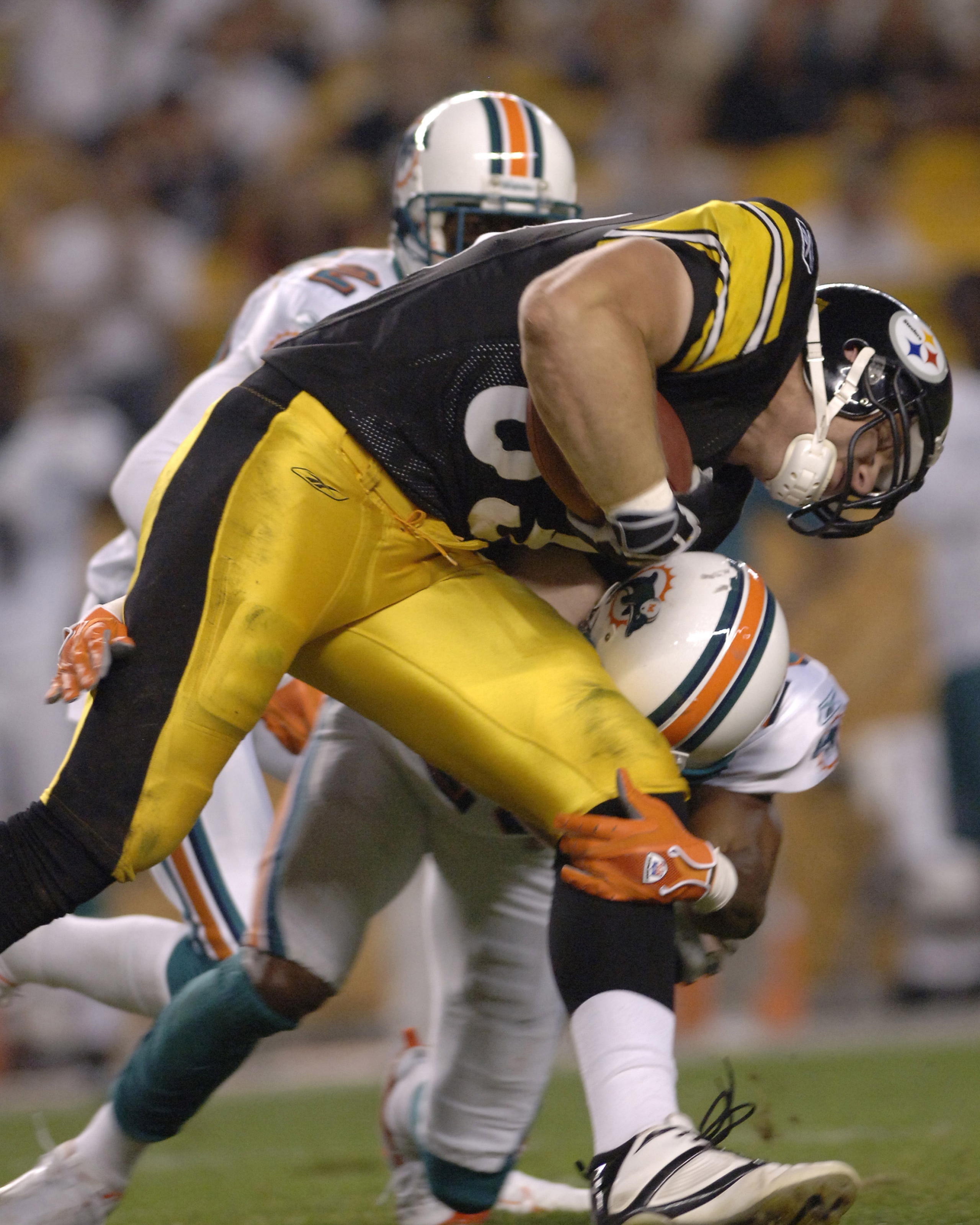 Pittsburgh Steelers tight end Heath Miller grabs a pass versus Miami at Heinz Field in Pittsburgh. The Steelers won 28-17.  (Photo by Al Messerschmidt/Getty Images)