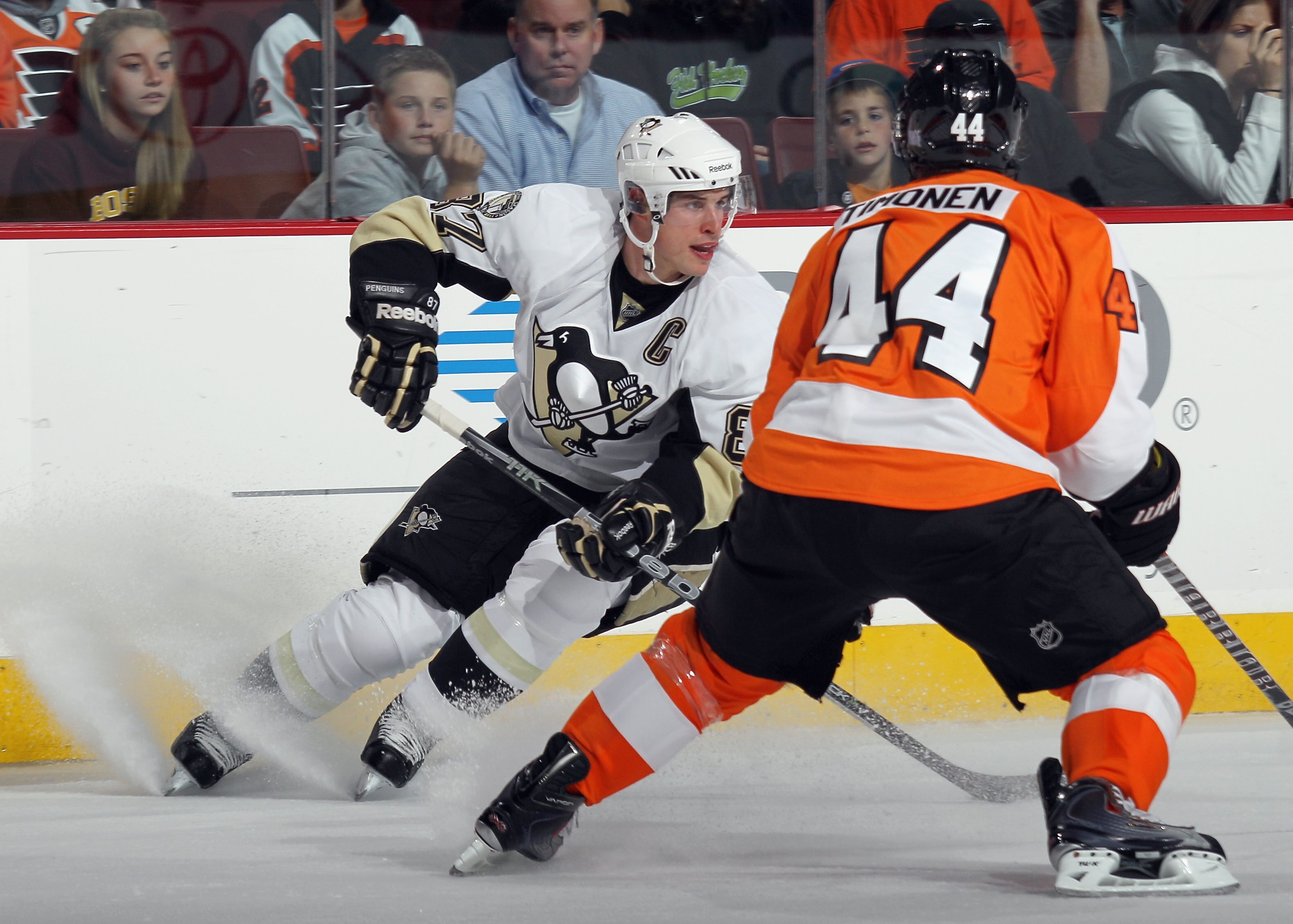 PHILADELPHIA - OCTOBER 16:  Sidney Crosby #87 of the Pittsburgh Penguins skates against the Philadelphia Flyers at the Wells Fargo Center on October 16, 2010 in Philadelphia, Pennsylvania.  (Photo by Bruce Bennett/Getty Images)