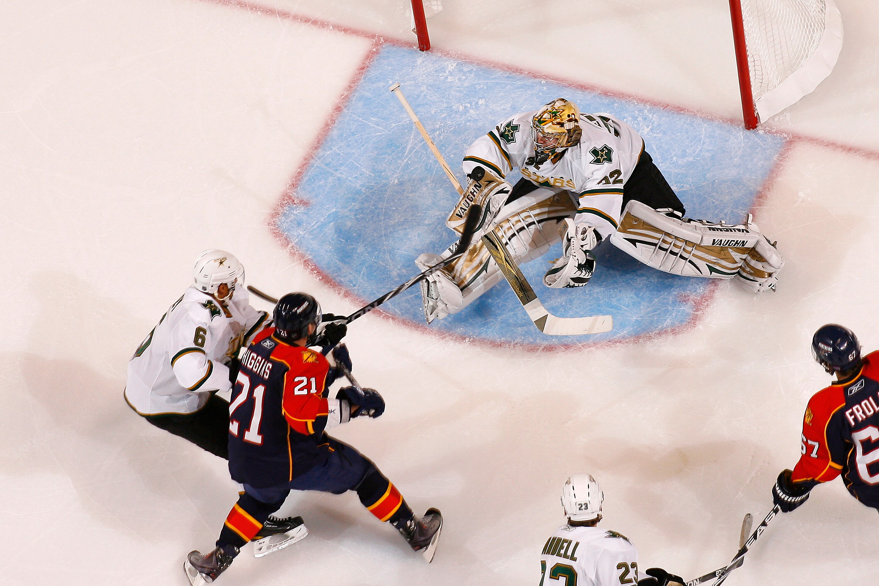 SUNRISE, FL - OCTOBER 21: Goaltender Kari Lehtonen #32 of the Dallas Stars stops a shot by Christopher Higgins #20 of the Florida Panthers on October 21, 2010 at the BankAtlantic Center in Sunrise, Florida. The Stars defeated the Panthers 4-1. (Photo by J