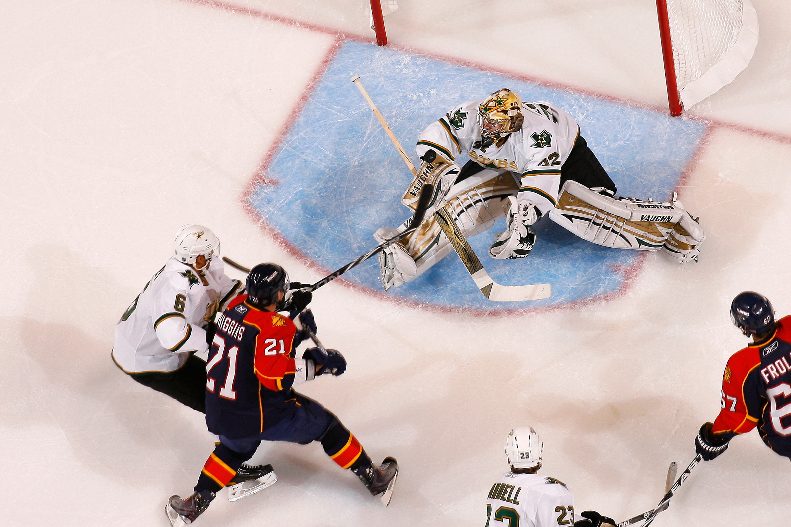 SUNRISE, FL - OCTOBER 21: Goaltender Kari Lehtonen #32 of the Dallas Stars stops a shot by Christopher Higgins #20 of the Florida Panthers on October 21, 2010 at the BankAtlantic Center in Sunrise, Florida. The Stars defeated the Panthers 4-1. (Photo by J