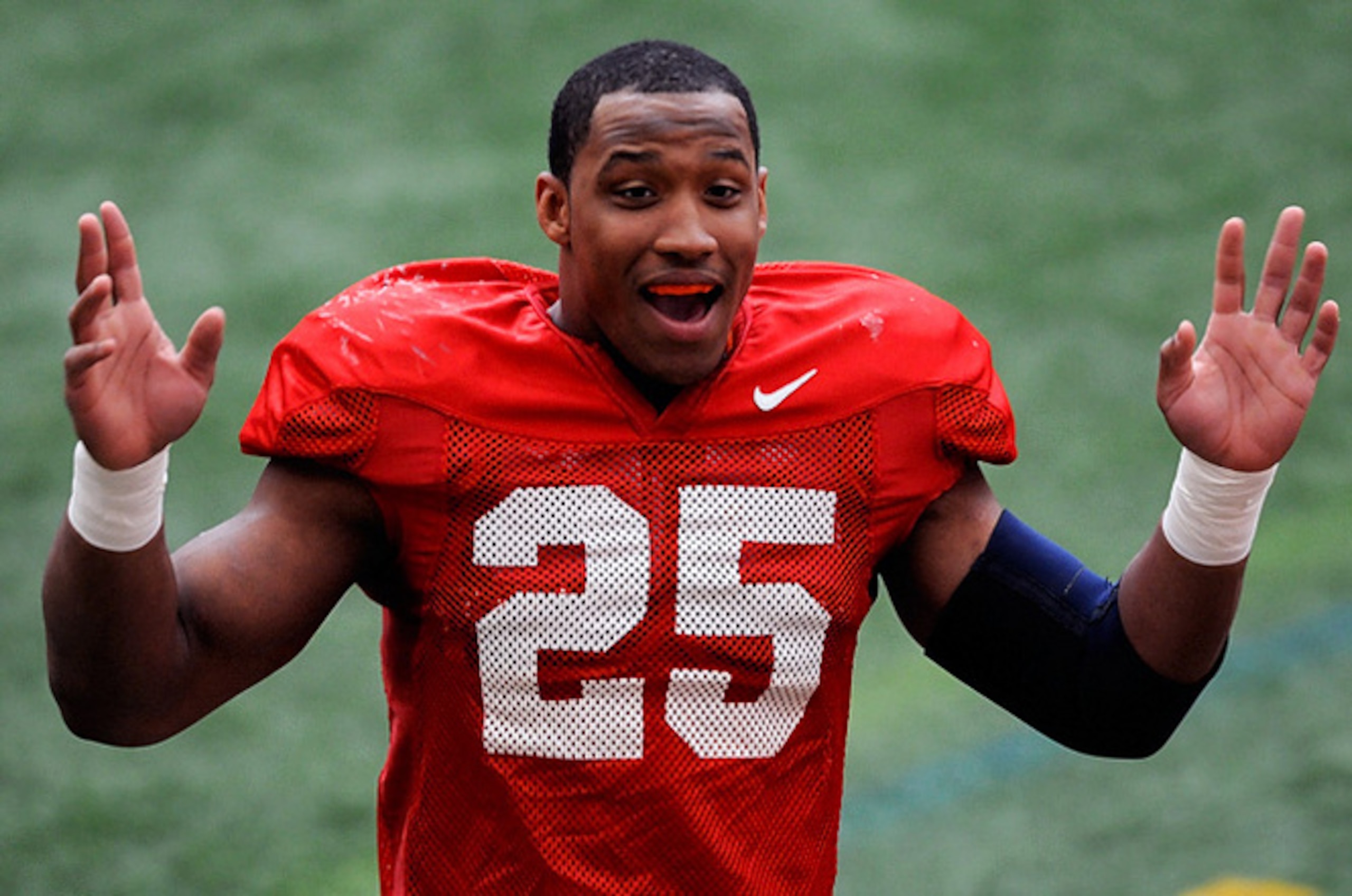 Syracuse LB Derrell Smith