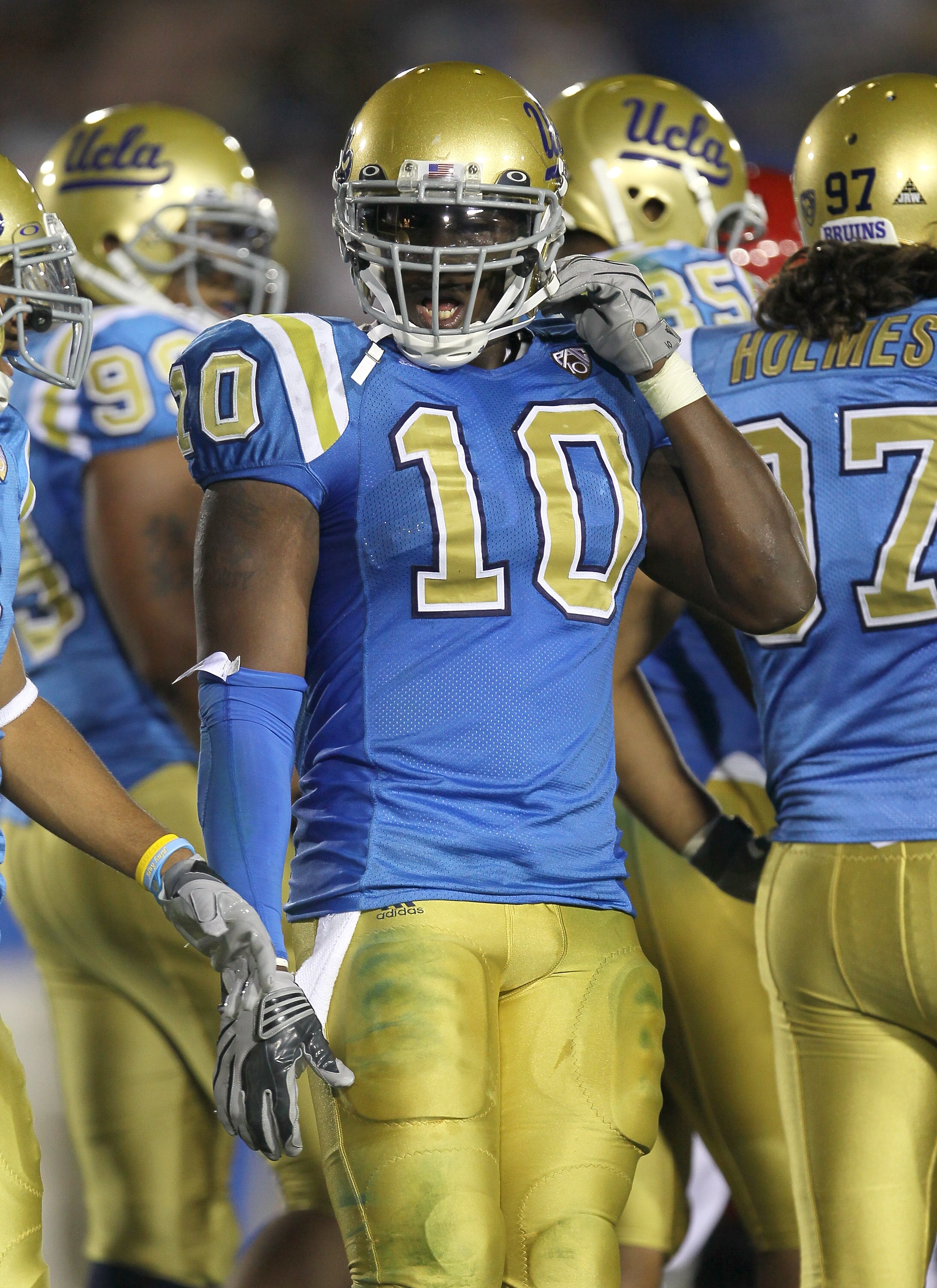 PASADENA, CA - SEPTEMBER 18:  Linebacker Akeem Ayers #10 of the UCLA Bruins in the game with the Houston Cougars at the Rose Bowl on September 18, 2010 in Pasadena, California.  UCLA won 31-13.  (Photo by Stephen Dunn/Getty Images)
