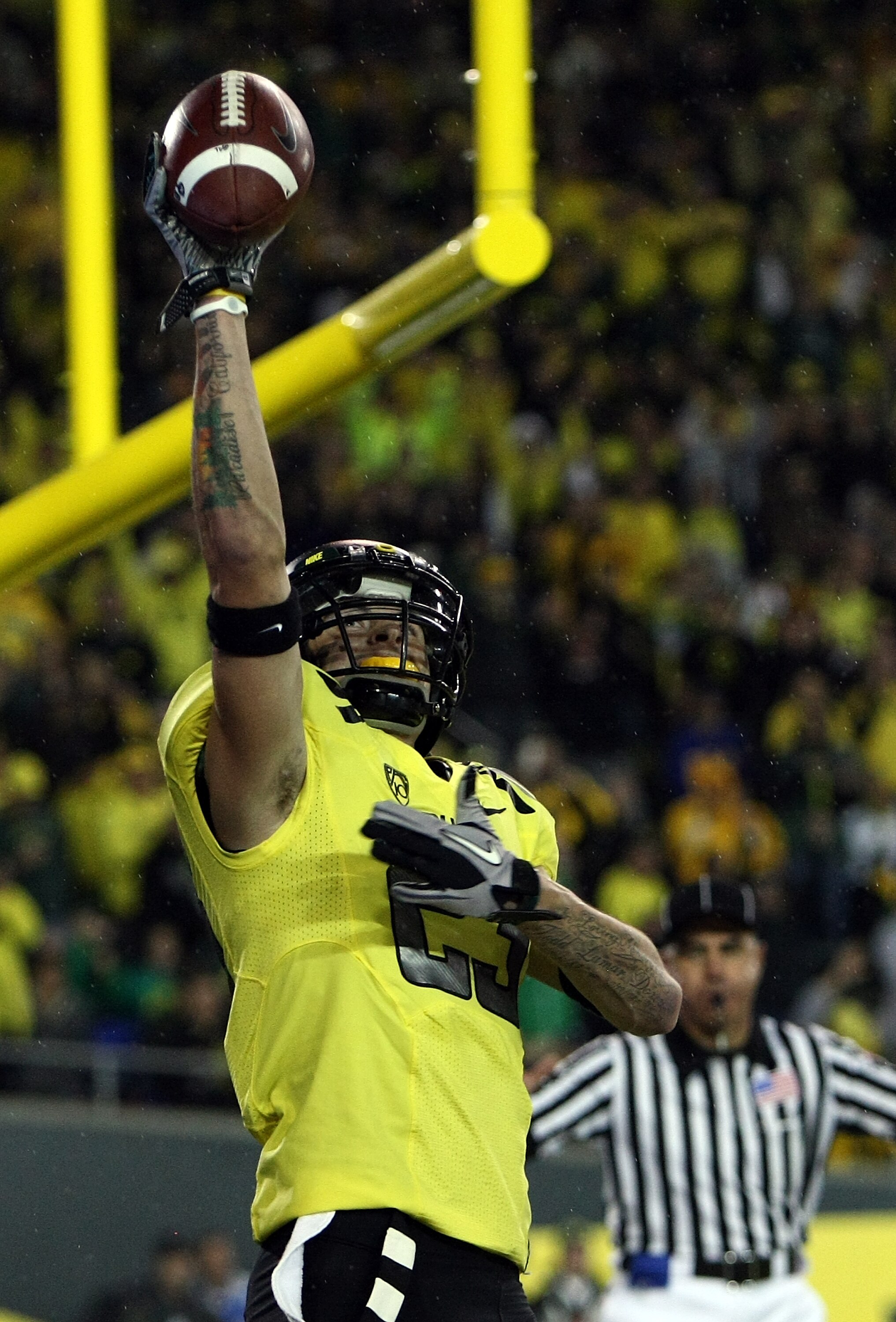 EUGENE, OR - OCTOBER 21:  Jeff Maehl #23 of the Oregon Ducks celebrates scoring a touchdown against the UCLA Bruins  on October 21, 2010 at the Autzen Stadium in Eugene, Oregon.  (Photo by Jonathan Ferrey/Getty Images)