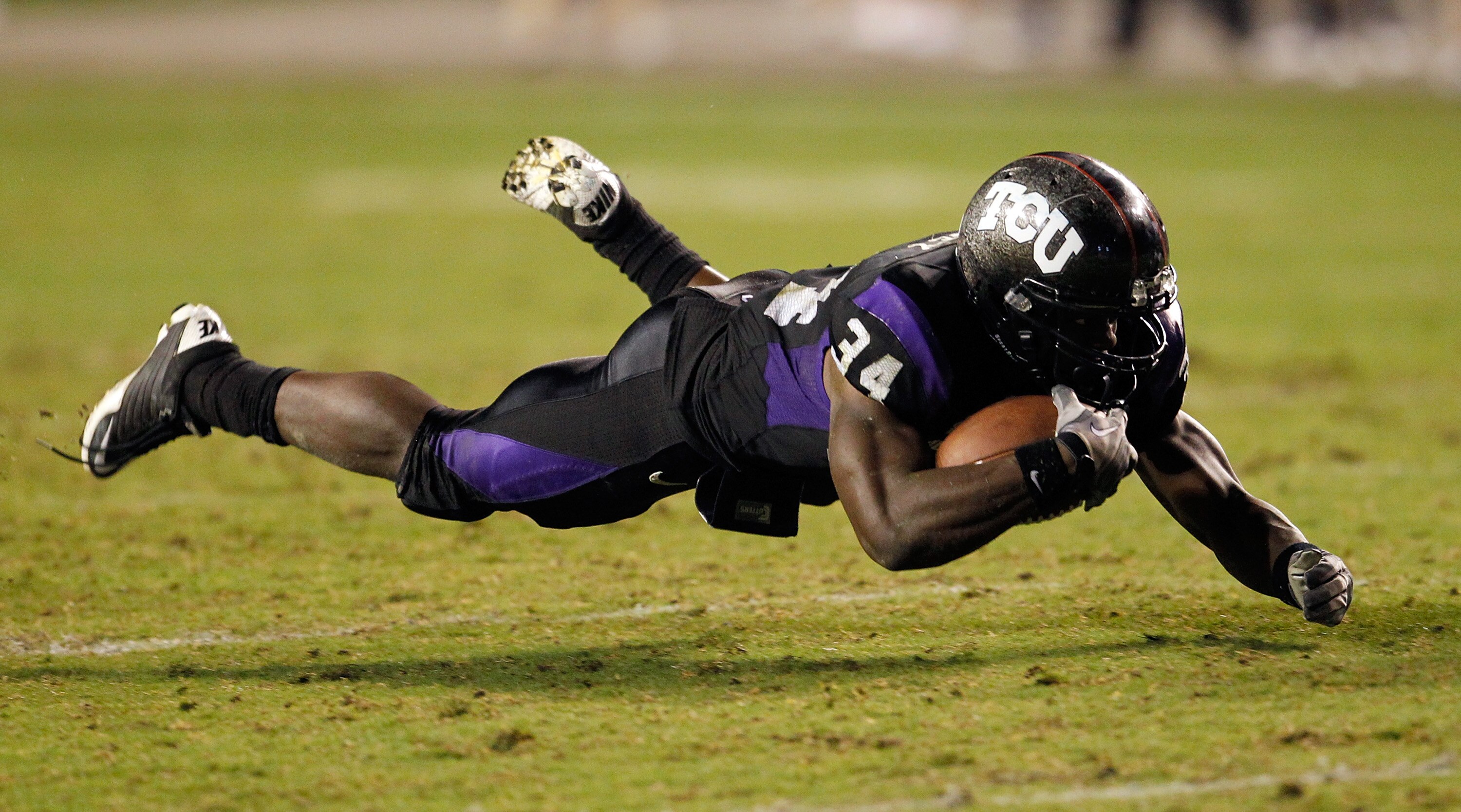 FORT WORTH, TX - OCTOBER 23:  Tailback Ed Wesley #34 of the TCU Horned Frogs carries the ball against the Air Force Falcons at Amon G. Carter Stadium on October 23, 2010 in Fort Worth, Texas.  (Photo by Tom Pennington/Getty Images)