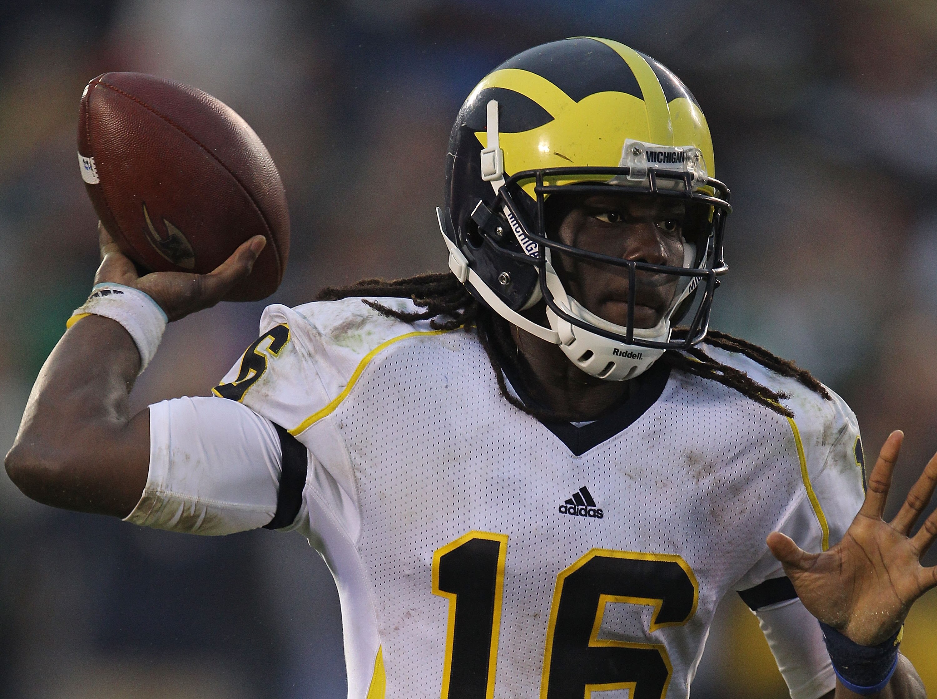 SOUTH BEND, IN - SEPTEMBER 11: Denard Robinson #16 of the Michigan Wolverines throws a pass against the Notre Dame Fighting Irish at Notre Dame Stadium on September 11, 2010 in South Bend, Indiana. Michigan defeated Notre Dame 28-24. (Photo by Jonathan D SOUTH BEND, IN - SEPTEMBER 11: Denard Robinson #16 of the Michigan Wolverines throws a pass against the Notre Dame Fighting Irish at Notre Dame Stadium on September 11, 2010 in South Bend, Indiana. Michigan defeated Notre Dame 28-24. (Photo by Jonathan D