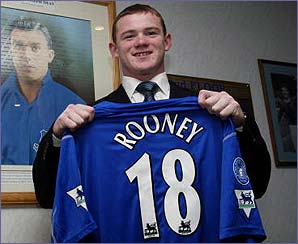 Wayne Rooney signs a professional contract with Everton (Picture)