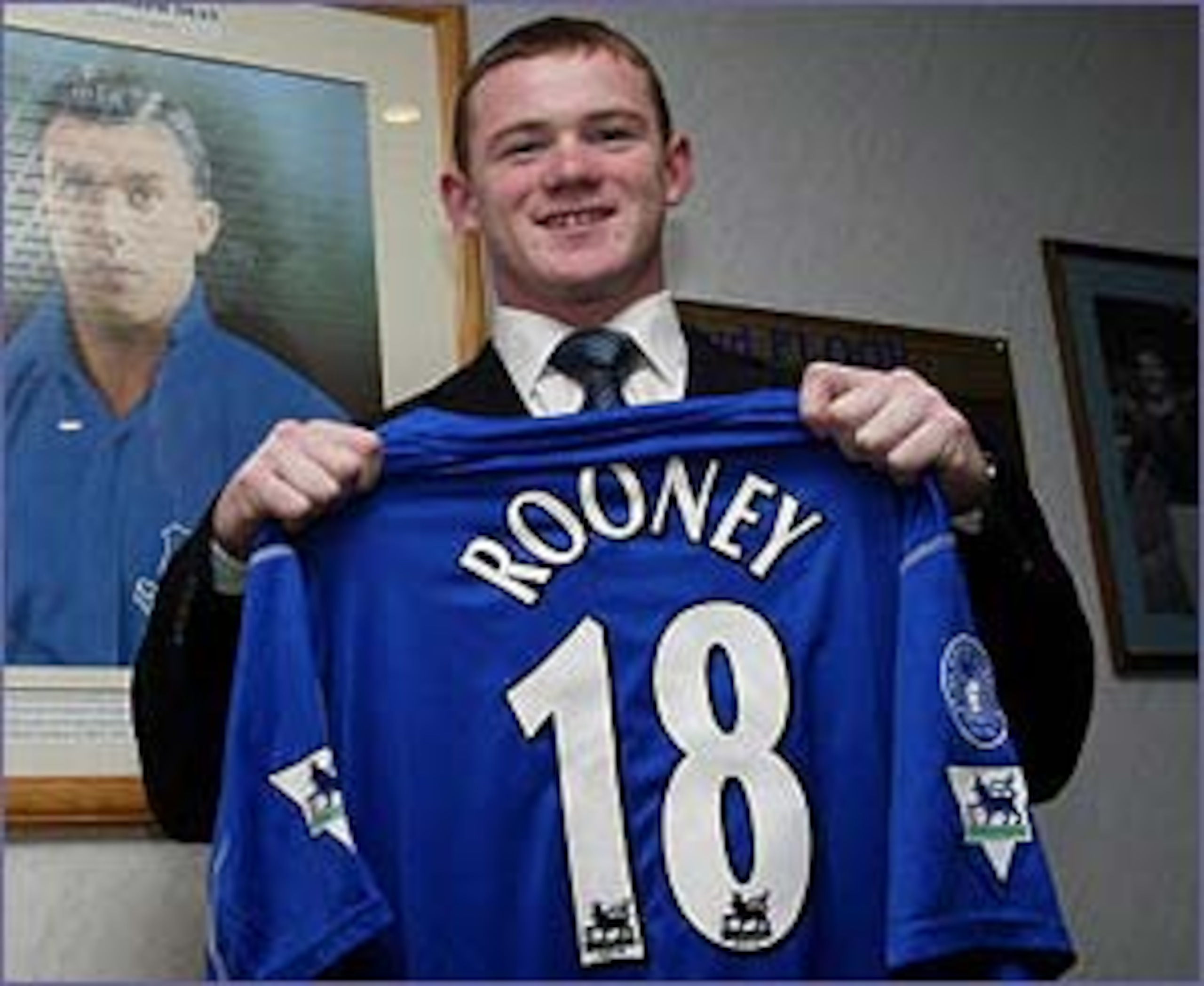 Wayne Rooney signs a professional contract with Everton (Picture)
