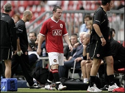 Wayne Rooney gets a red card against Porto (Picture)