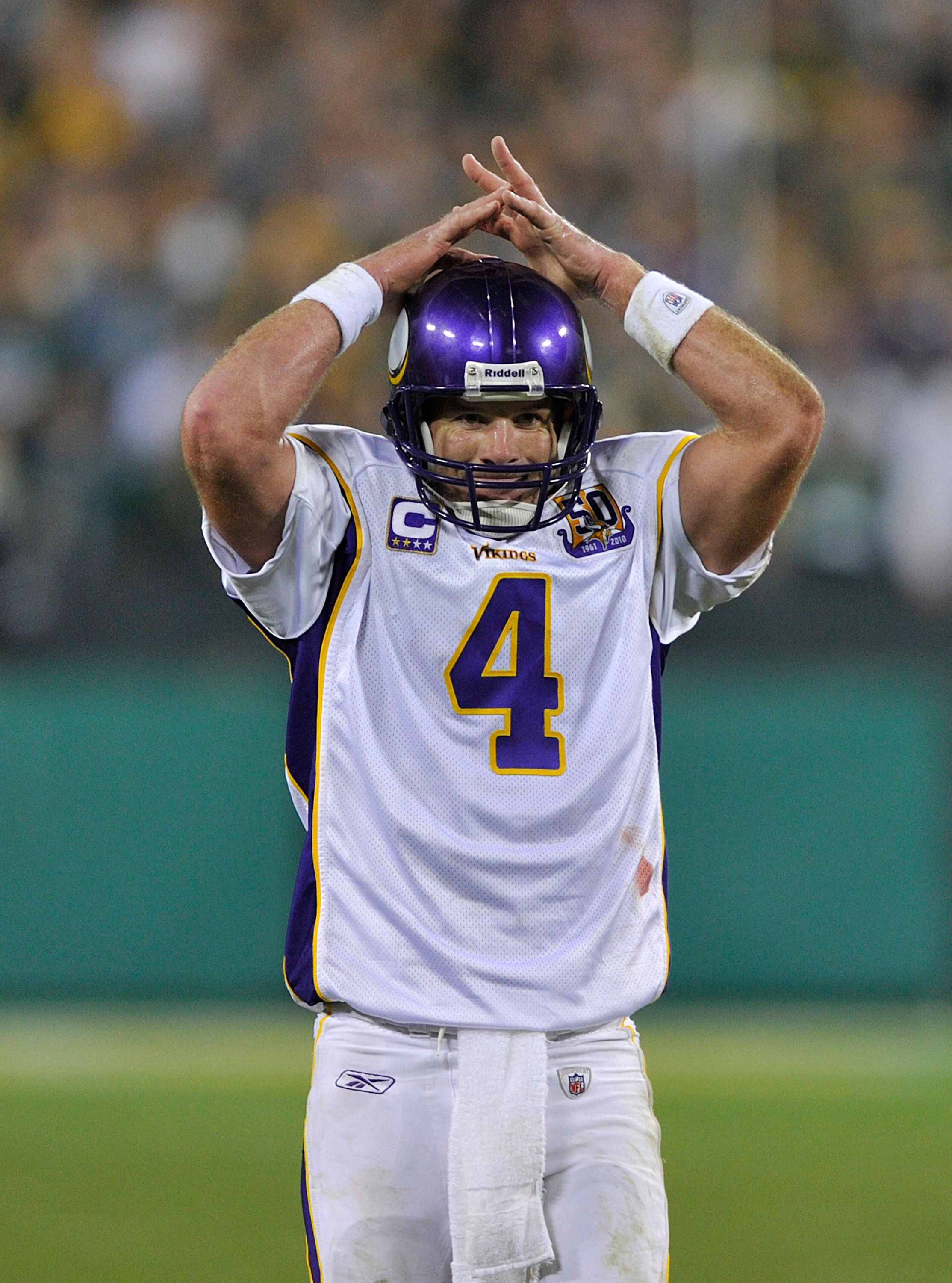 GREEN BAY, WI - OCTOBER 24:  Brett Favre #4 of the Minnesota Vikings reacts after throwing a final incomplete pass against the Green Bay Packers at Lambeau Field on October 24, 2010 in Green Bay, Wisconsin.  The Packers defeated the Vikings 28-24. (Photo