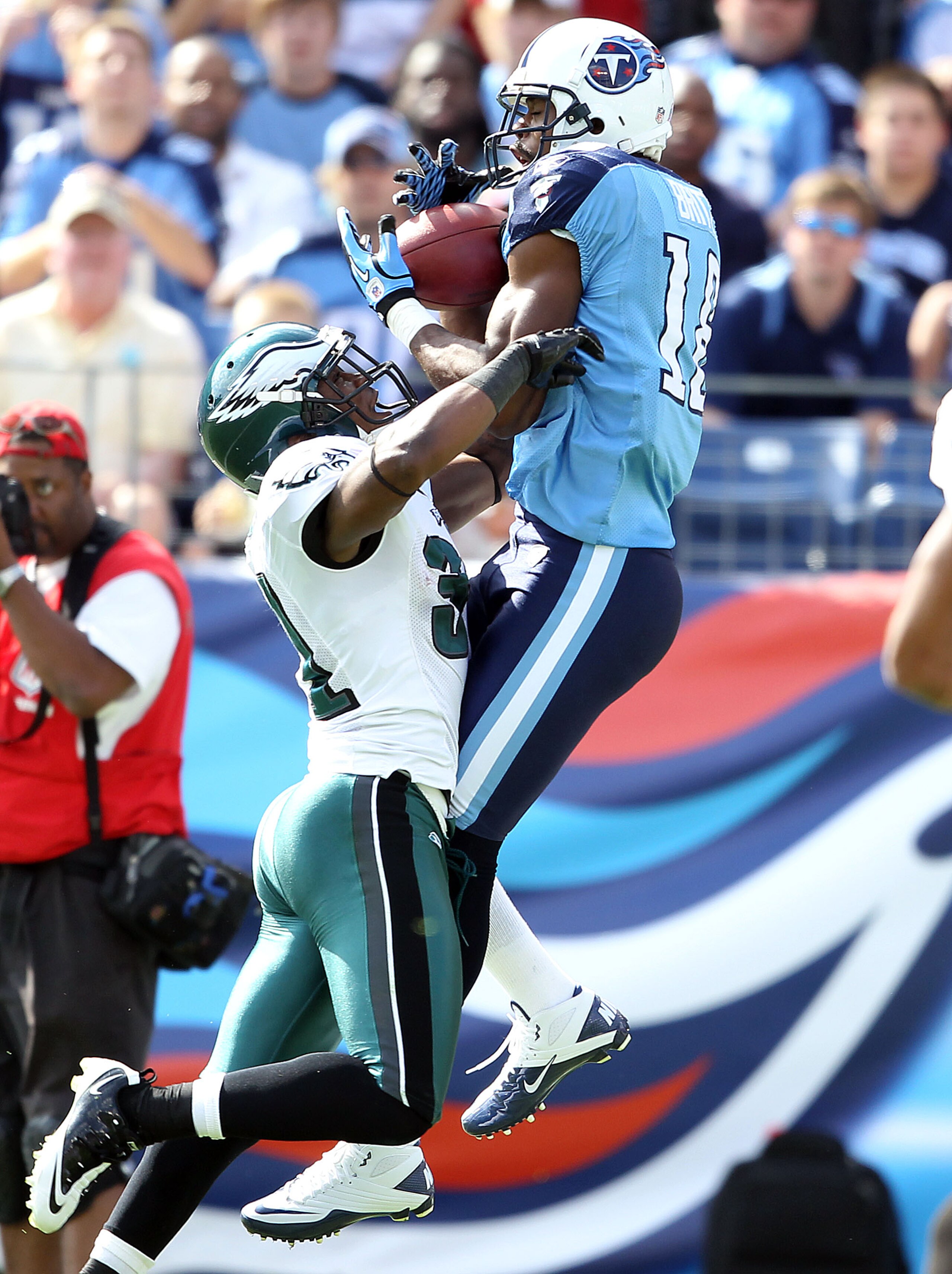 NASHVILLE, TN - OCTOBER 24:  Kenny Britt #18 of the Tennessee Titans catches a touchdown pass while defended by Ellis Hobbs #31 of the Philadelphia Eagles during the NFL game at LP Field on October 24, 2010 in Nashville, Tennessee. The Titans won 37-19.  