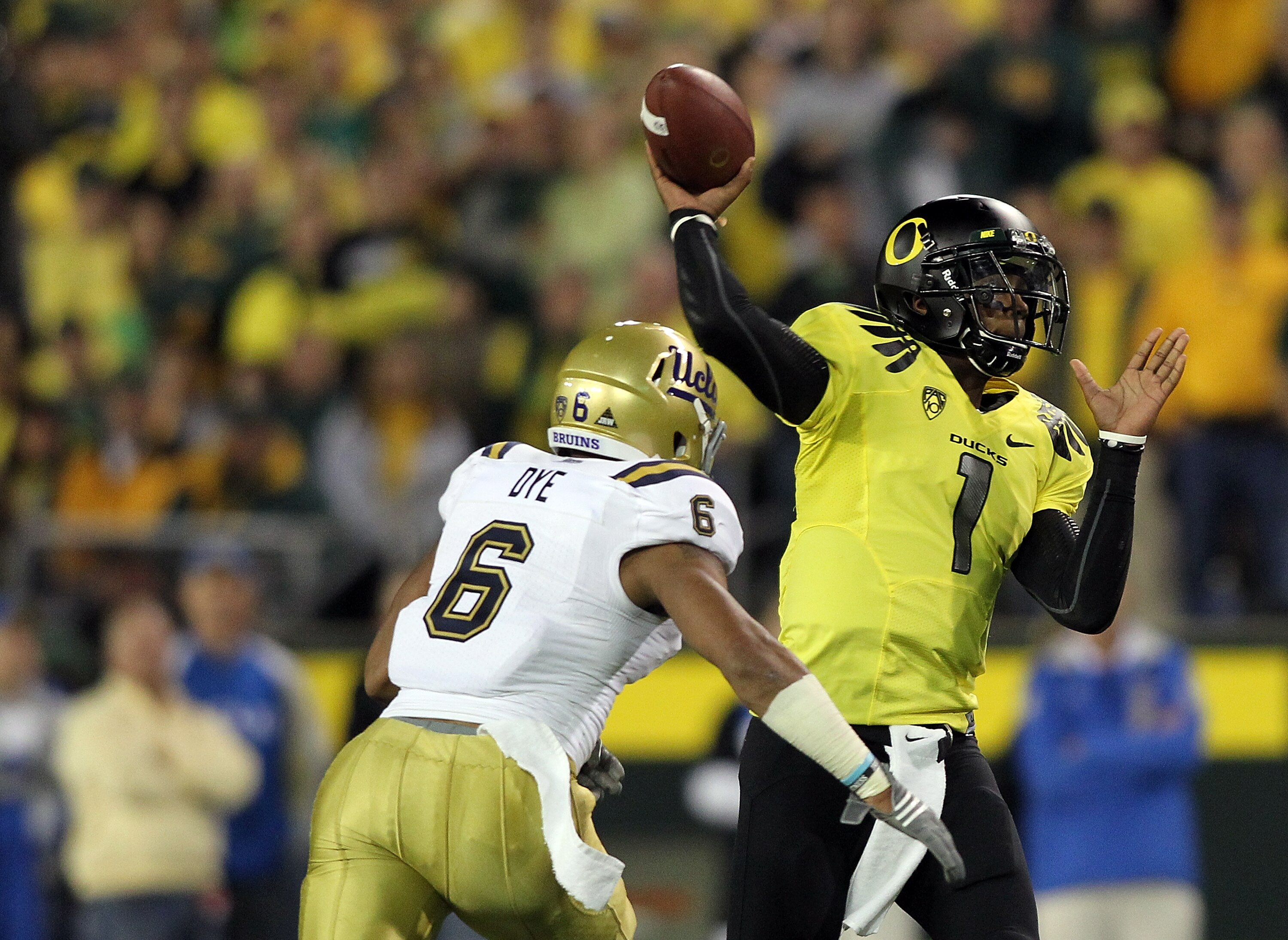 EUGENE, OR - OCTOBER 21:  Darron Thomas #1 of the Oregon Ducks throws a pass against  Tony Dye #6 of the UCLA Bruins  on October 21, 2010 at the Autzen Stadium in Eugene, Oregon.  (Photo by Jonathan Ferrey/Getty Images)