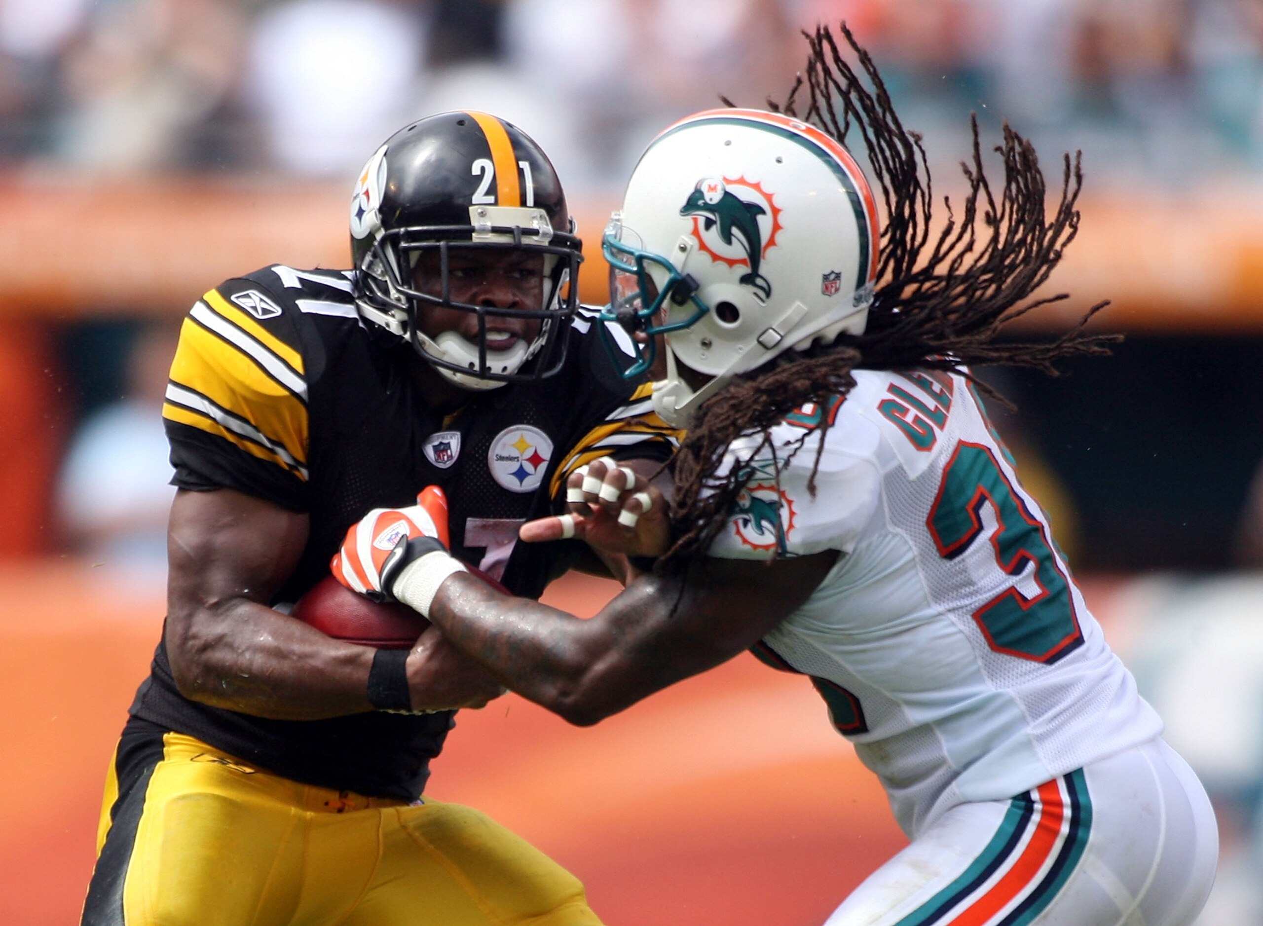 MIAMI - OCTOBER 24: Running back Mewelde Moore #21 is tackled by safety Chris Clemons #30 of the Miami at Sun Life Stadium on October 24, 2010 in Miami, Florida. (Photo by Marc Serota/Getty Images) MIAMI - OCTOBER 24: Running back Mewelde Moore #21 is tackled by safety Chris Clemons #30 of the Miami at Sun Life Stadium on October 24, 2010 in Miami, Florida. (Photo by Marc Serota/Getty Images)