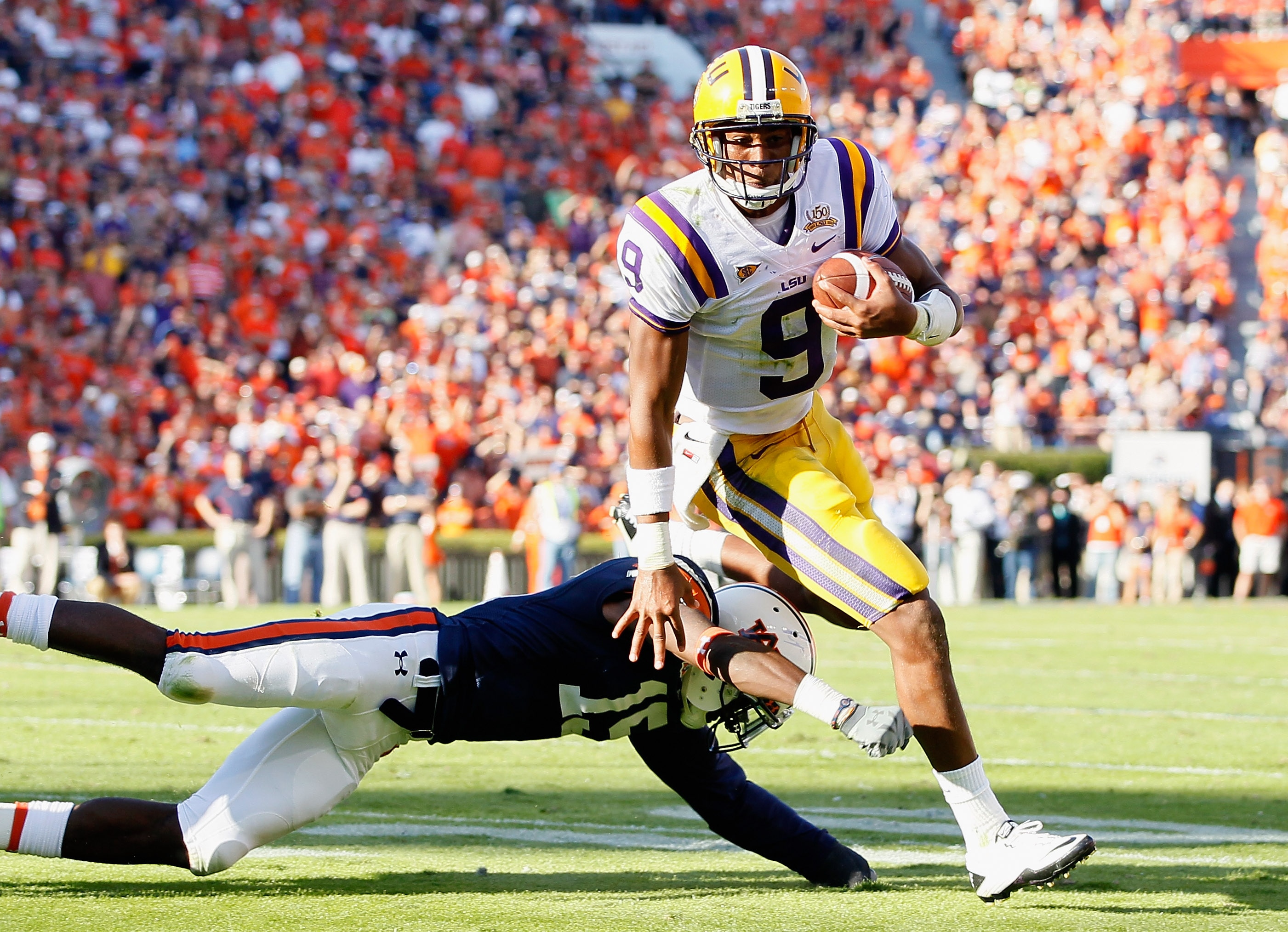 AUBURN, AL - OCTOBER 23:  Quarterback Jordan Jefferson #9 of the LSU Tigers breaks a tackle by Neiko Thorpe #15 of the Auburn Tigers at Jordan-Hare Stadium on October 23, 2010 in Auburn, Alabama.  (Photo by Kevin C. Cox/Getty Images)