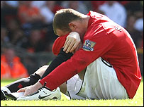 Wayne Rooney receives an injury against Reading (Picture)