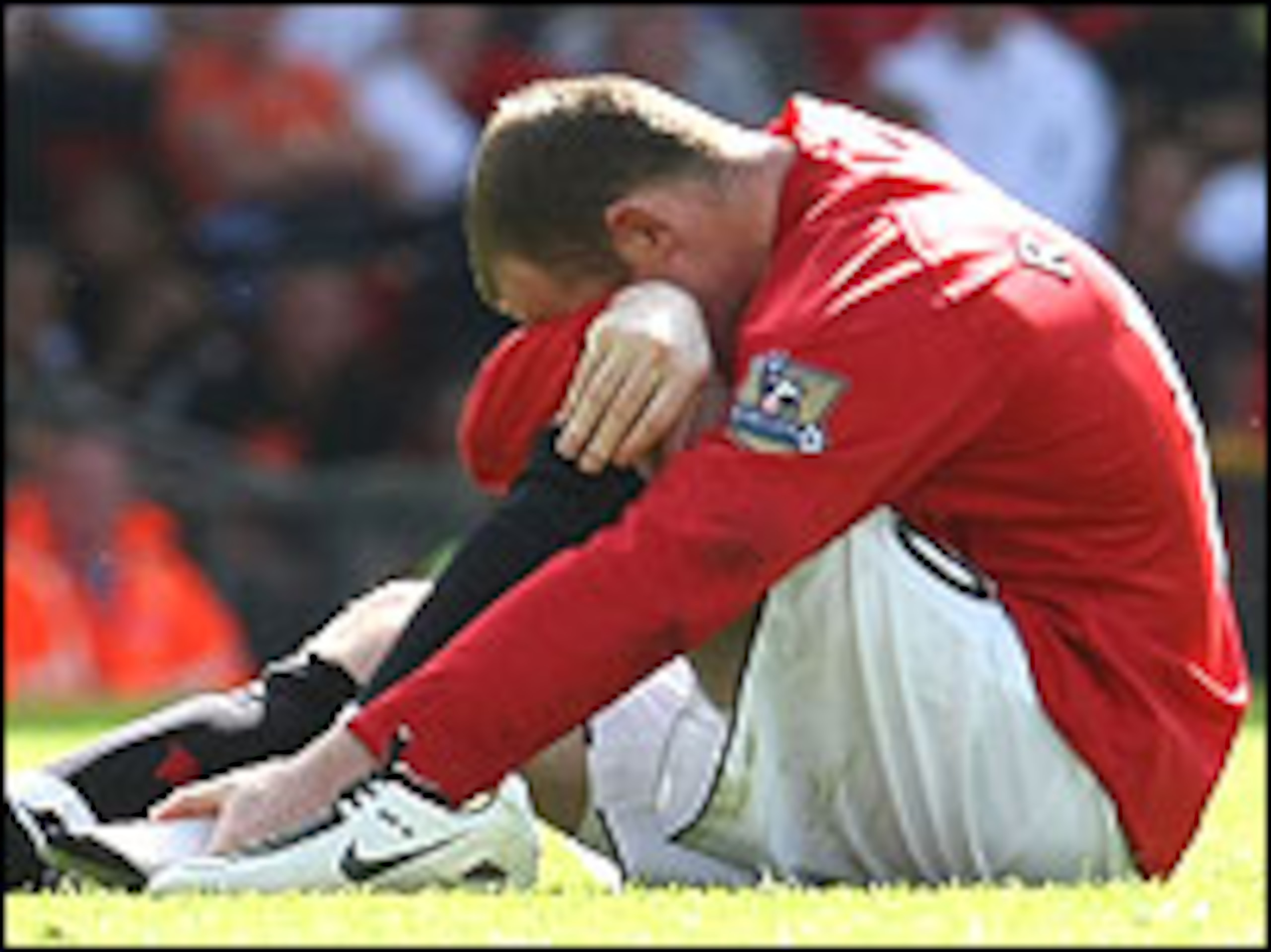 Wayne Rooney receives an injury against Reading (Picture)