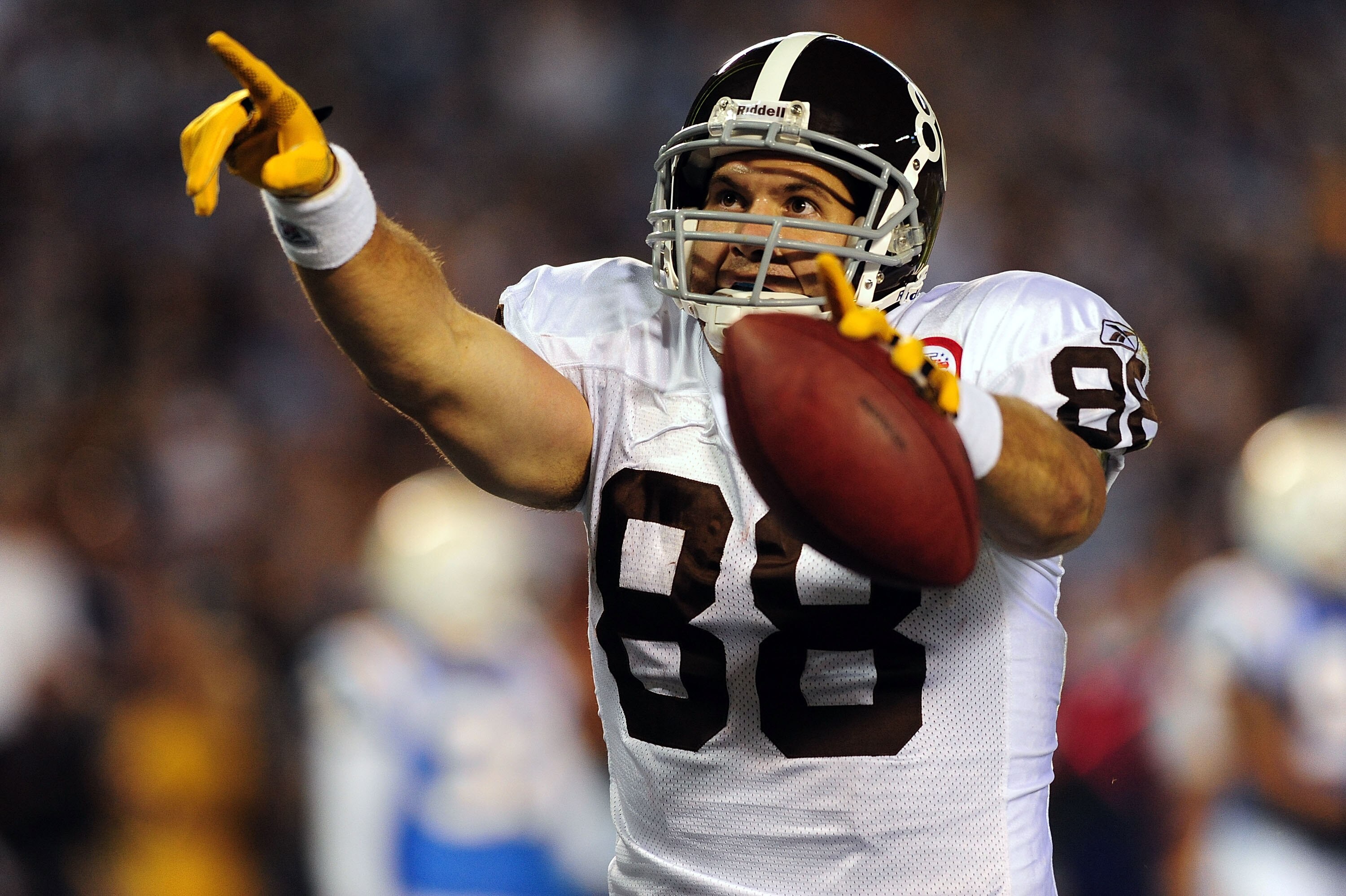 SAN DIEGO - OCTOBER 19:  Tony Scheffler #88 of the Denver Broncos celebrates a touchdown against the San Diego Chargers at Qualcomm Stadium on October 19, 2009 in San Diego, California.  (Photo by Jacob de Golish/Getty Images)