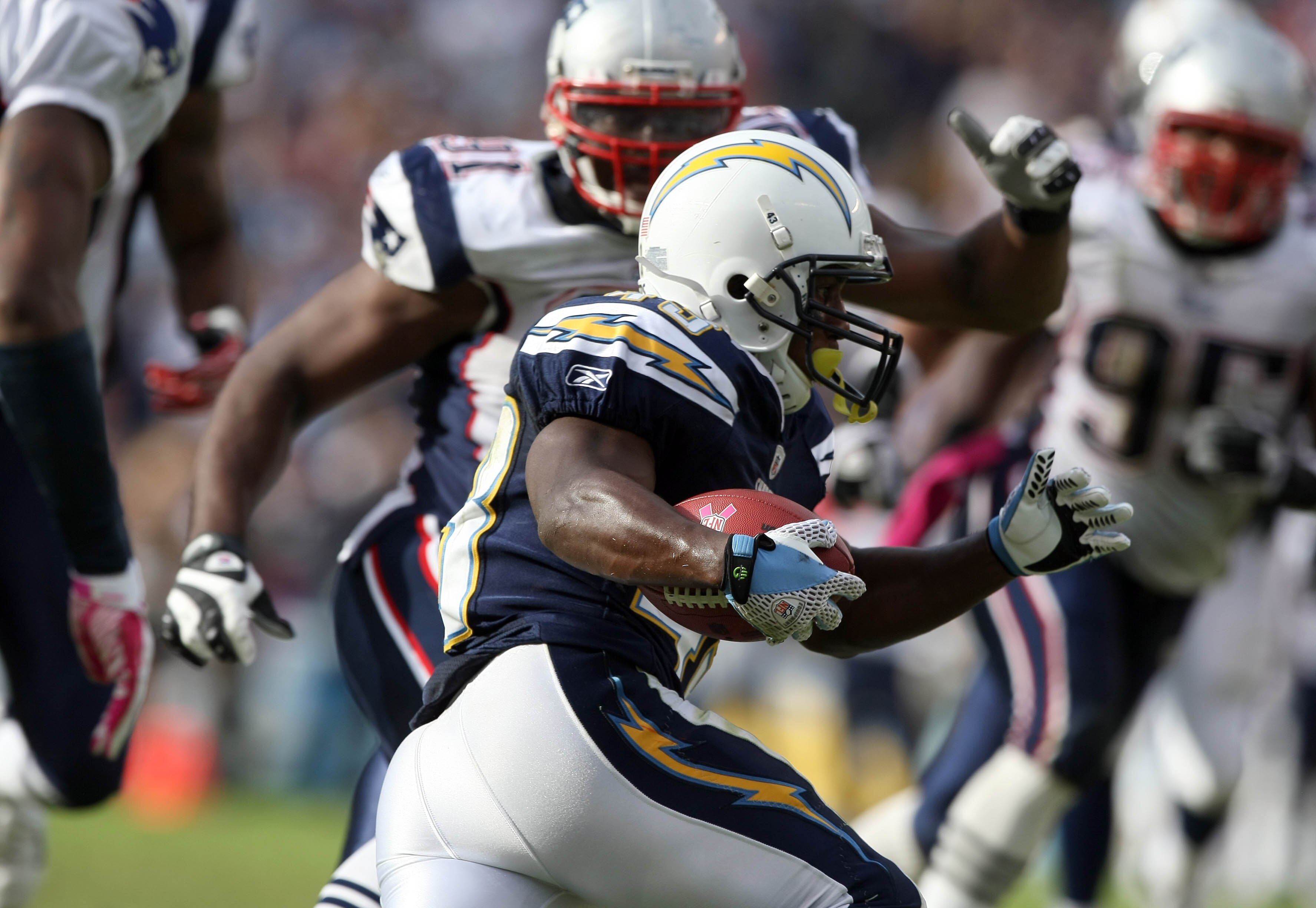 SAN DIEGO - OCTOBER 24:  Runningback Darren Sproles #43 of the San Diego Chargers runs with the ball against the New England Patriots during NFL game on October 24, 2010 at Qualcomm Stadium in San Diego, California. (Photo by Donald Miralle/Getty Images)